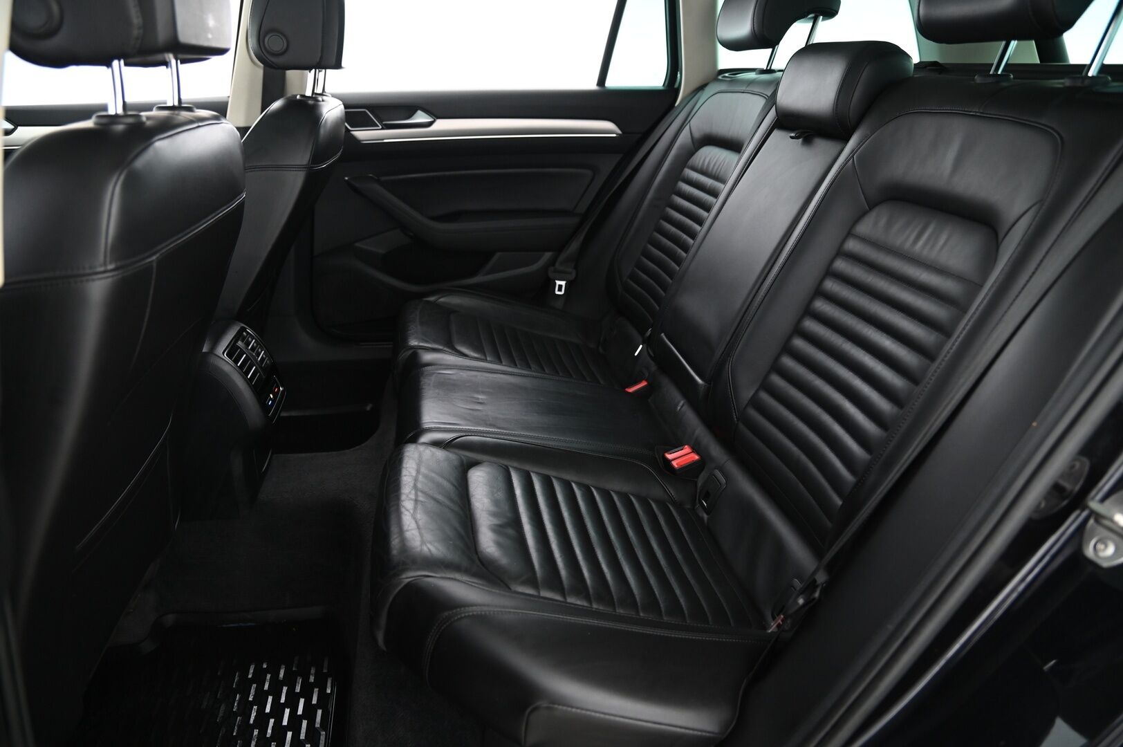 Volkswagen Passat 2016 Variant Alltrack 2,0 TDI 140 kW (190 hv) 4MOTION DSG-aut. Winter Edition *ACC / Panoraama / Nahkasisusta / Koukku* - *Lohko sisätilanlämmittimellä / Nahkasisusta / Ratinlämmitin / P.kamera*