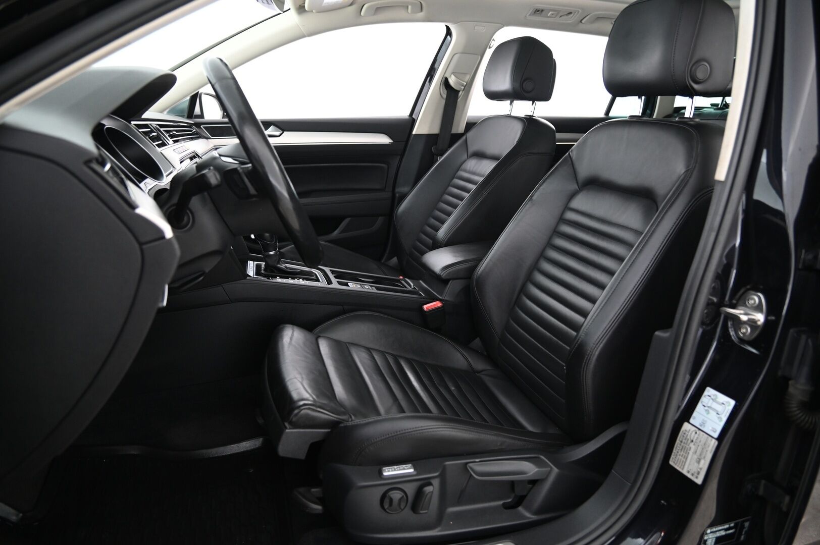 Volkswagen Passat 2016 Variant Alltrack 2,0 TDI 140 kW (190 hv) 4MOTION DSG-aut. Winter Edition *ACC / Panoraama / Nahkasisusta / Koukku* - *Lohko sisätilanlämmittimellä / Nahkasisusta / Ratinlämmitin / P.kamera*