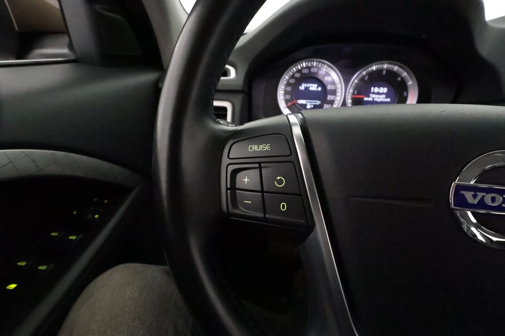 Volvo XC70 2013 D5 AWD Summum aut **Xenon / Muistipenkki / P.Tutkat / Navi / Koukku / Webasto / Vakkari / KeylessGO** - Kahdet Renkaat