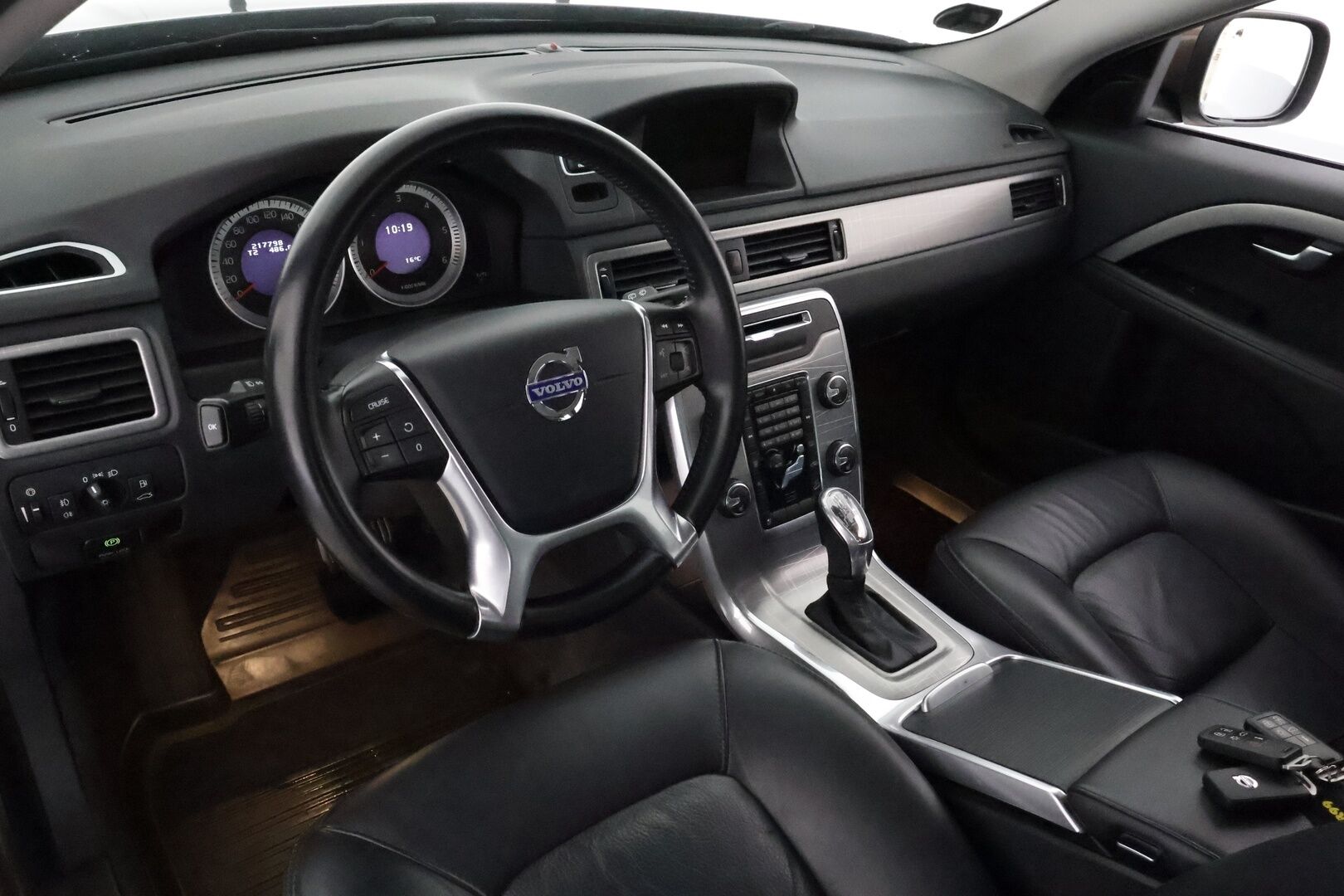 Volvo XC70 2013 D5 AWD Summum aut **Xenon / Muistipenkki / P.Tutkat / Navi / Koukku / Webasto / Vakkari / KeylessGO** - Kahdet Renkaat