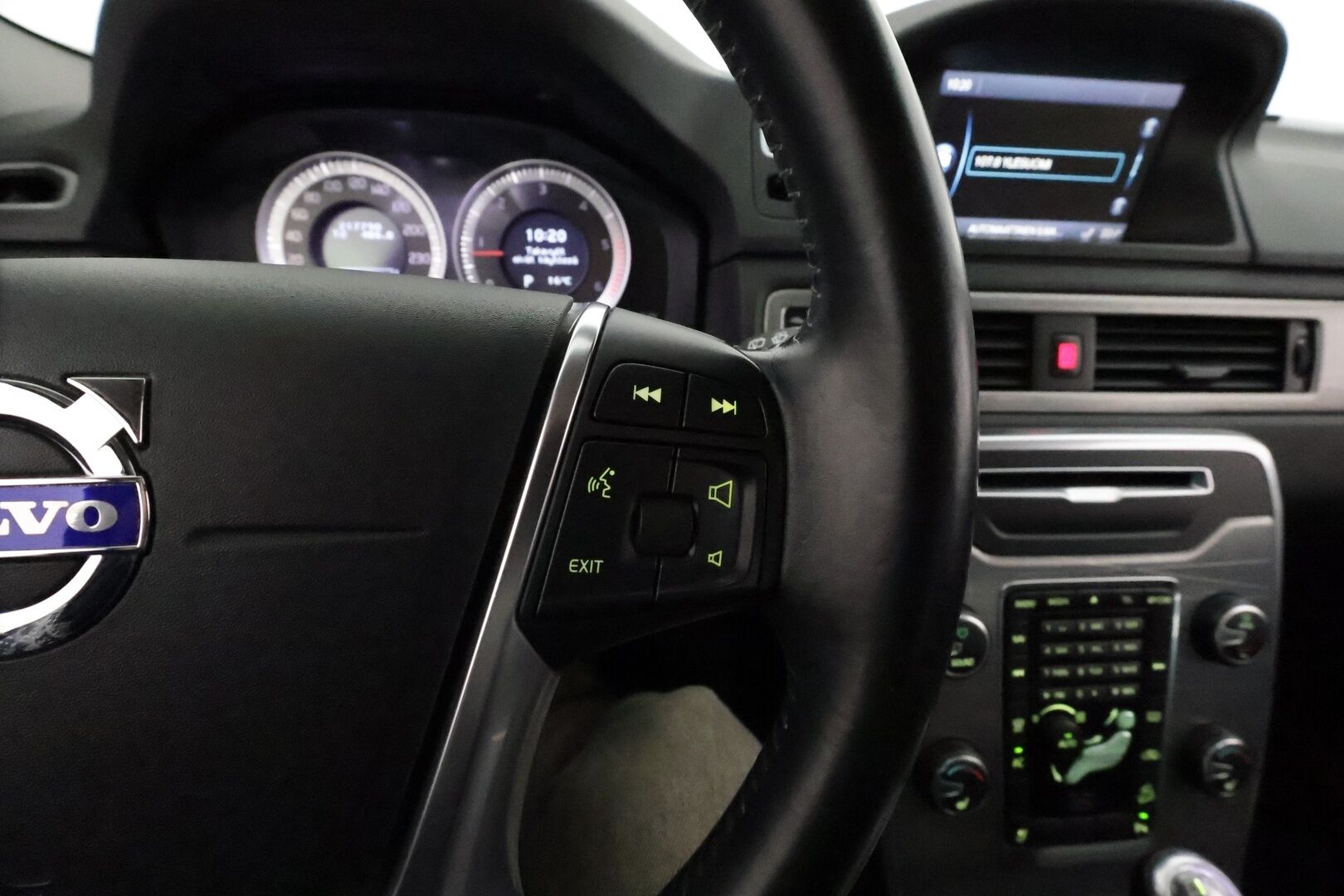Volvo XC70 2013 D5 AWD Summum aut **Xenon / Muistipenkki / P.Tutkat / Navi / Koukku / Webasto / Vakkari / KeylessGO** - Kahdet Renkaat