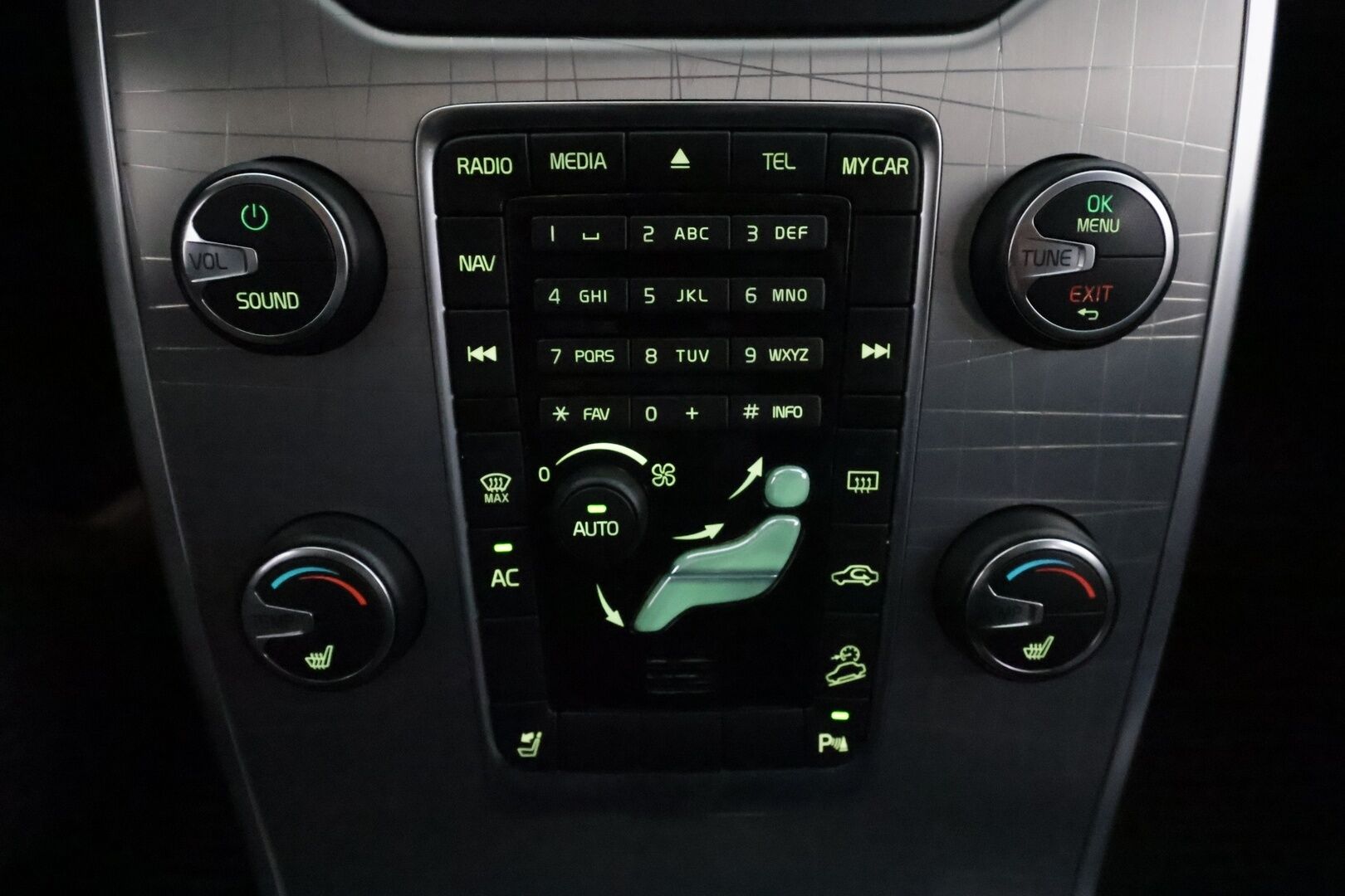 Volvo XC70 2013 D5 AWD Summum aut **Xenon / Muistipenkki / P.Tutkat / Navi / Koukku / Webasto / Vakkari / KeylessGO** - Kahdet Renkaat