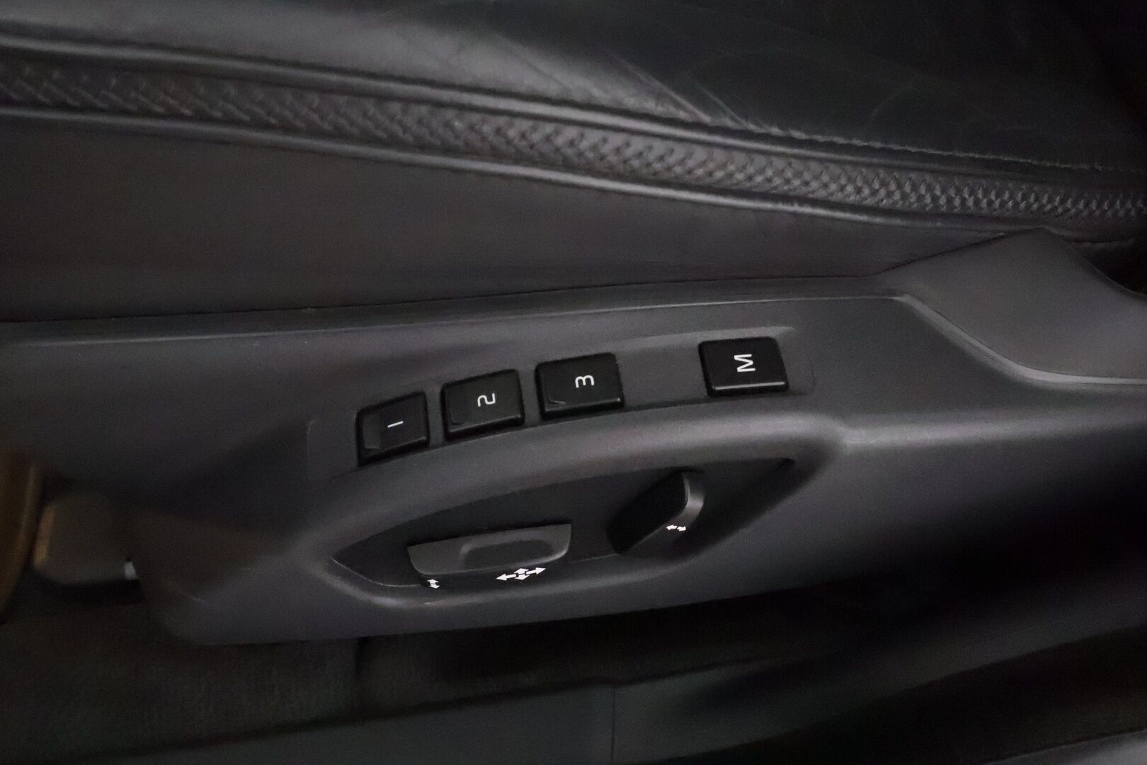 Volvo XC70 2013 D5 AWD Summum aut **Xenon / Muistipenkki / P.Tutkat / Navi / Koukku / Webasto / Vakkari / KeylessGO** - Kahdet Renkaat