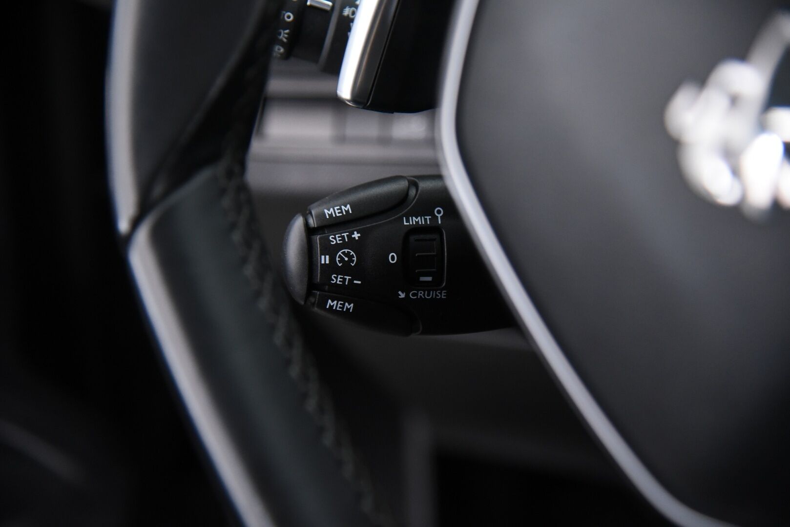 Peugeot 3008 2019 Allure PureTech 130 EAT8 / BLIS / Vetokoukku / Lohkolämmitin / Muistipenkki / Jakopää tehty 03/25 / FULL LED - Jakopää tehty 03/25! / 1. Om Suomi-auto! / Digimittaristo
