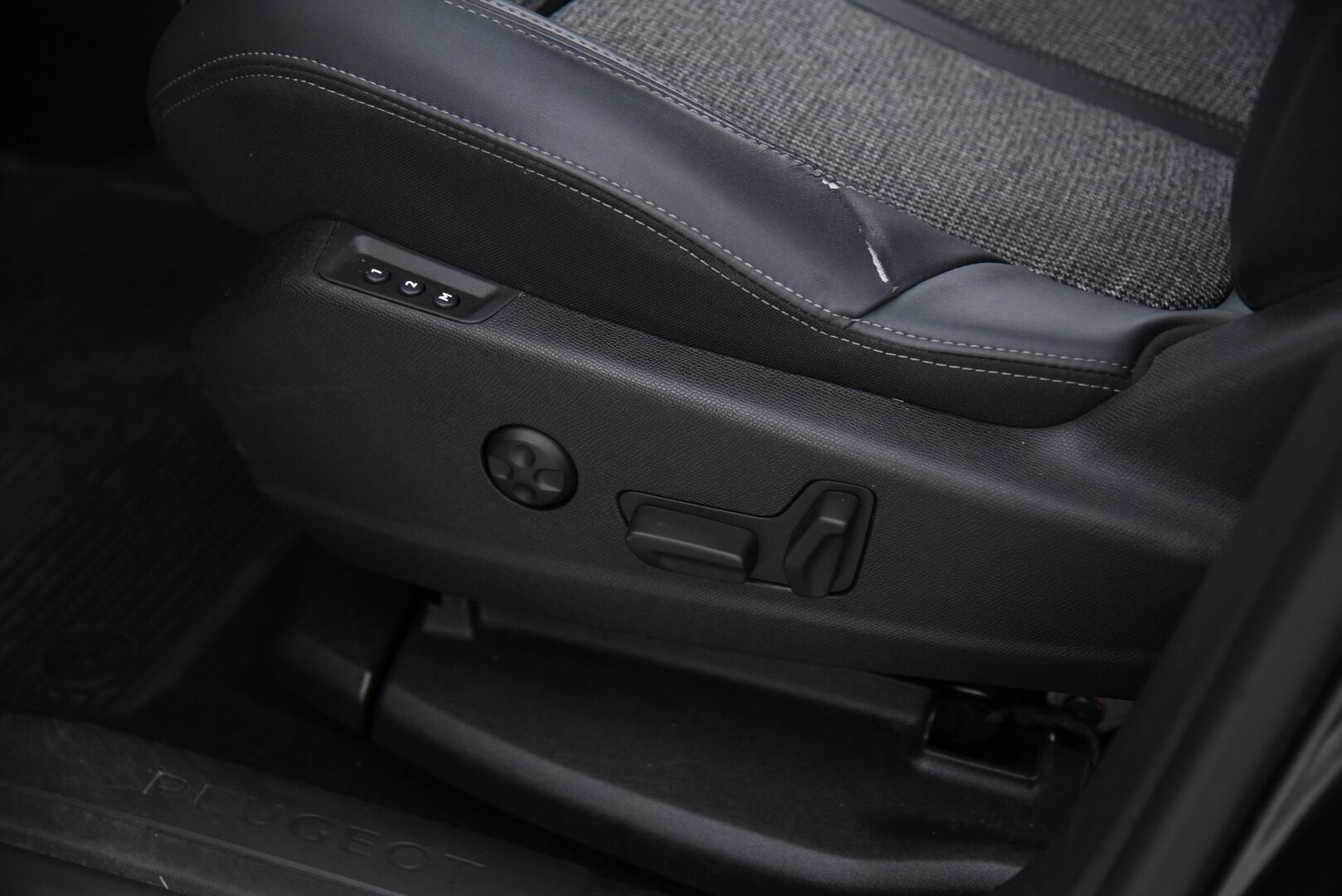 Peugeot 3008 2019 Allure PureTech 130 EAT8 / BLIS / Vetokoukku / Lohkolämmitin / Muistipenkki / Jakopää tehty 03/25 / FULL LED - Jakopää tehty 03/25! / 1. Om Suomi-auto! / Digimittaristo - HULLU BLACKWEEK KORKOTARJOUS 2,49%