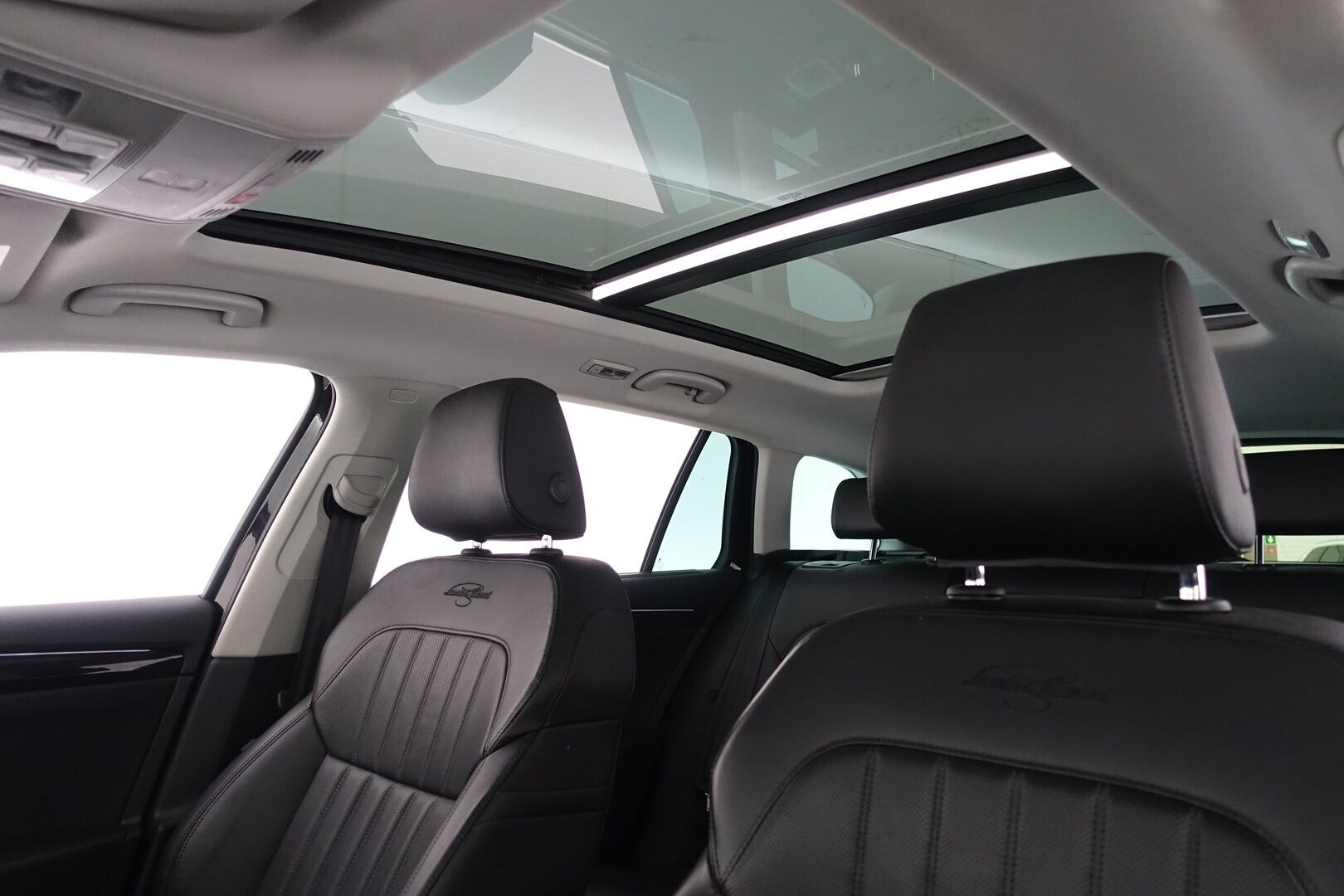 Skoda Superb 2019 Combi 1,5 TSI ACT L&K BusinessLine DSG Autom. - | ACC | Webasto | Hierovat & Ilmastoidut Muistinahat | Panoraama | Canton | Kamera | Keyless | Navi | AppleCarPlay | BLIS | 2X Renkaat & Vanteet |