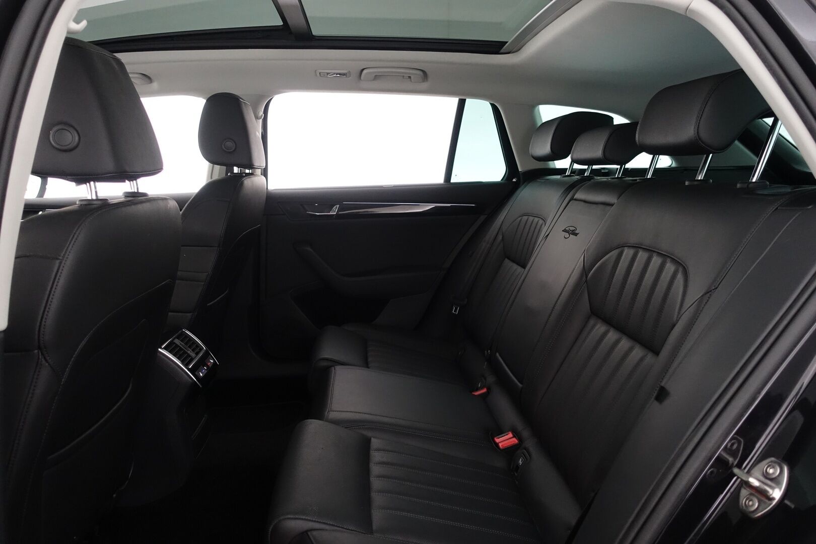 Skoda Superb 2019 Combi 1,5 TSI ACT L&K BusinessLine DSG Autom. - | ACC | Webasto | Hierovat & Ilmastoidut Muistinahat | Panoraama | Canton | Kamera | Keyless | Navi | AppleCarPlay | BLIS | 2X Renkaat & Vanteet |