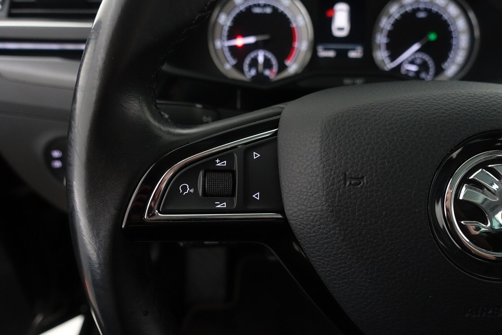 Skoda Superb 2019 Combi 1,5 TSI ACT L&K BusinessLine DSG Autom. - | 1 Om. Suomi-Auto | ACC | Webasto | Hierovat & Ilmastoidut Muistinahat | Panoraama | Canton | Kamera | Keyless | Navi | AppleCarPlay | BLIS | 2X Renkaat & Vanteet |