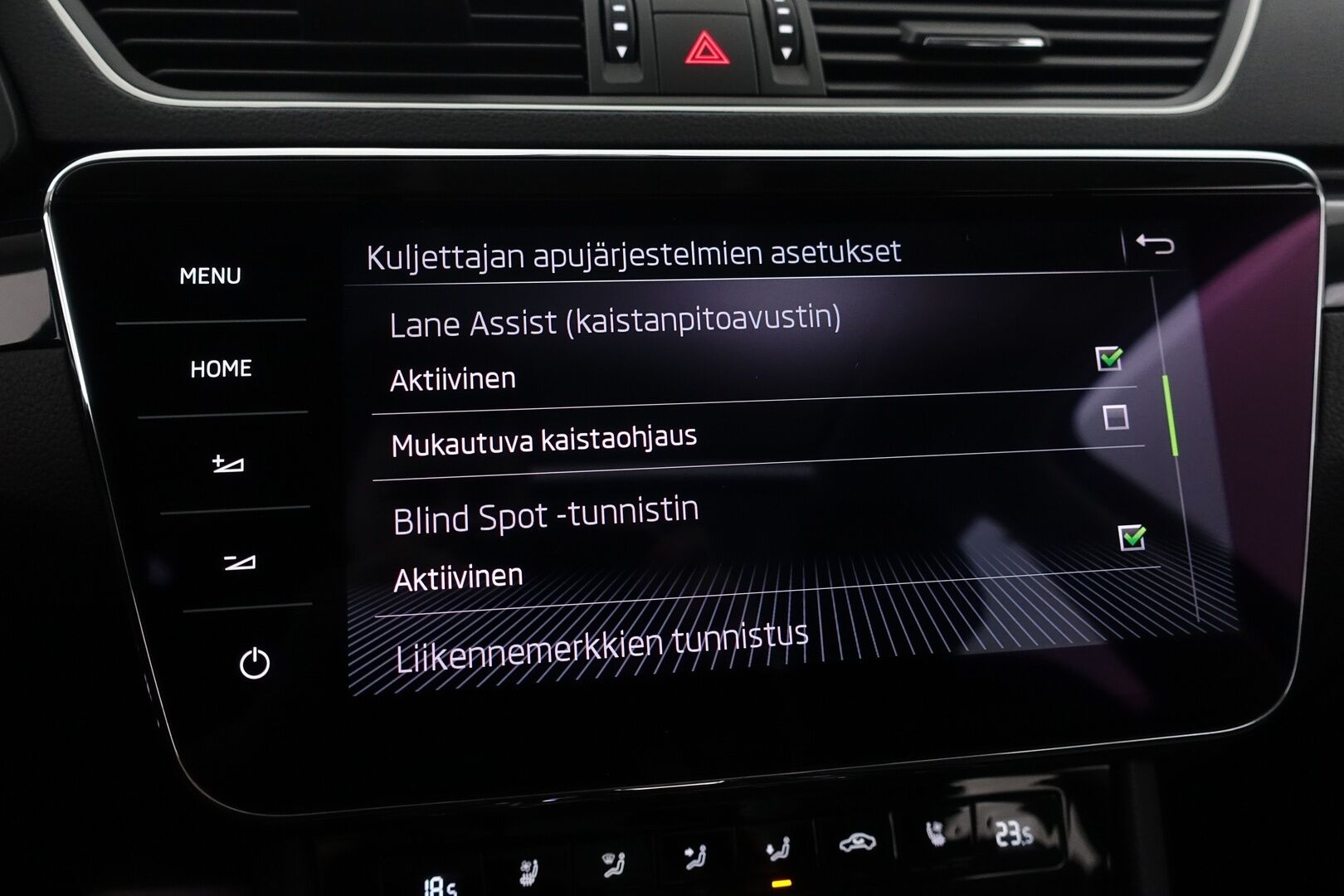 Skoda Superb 2019 Combi 1,5 TSI ACT L&K BusinessLine DSG Autom. - | ACC | Webasto | Hierovat & Ilmastoidut Muistinahat | Panoraama | Canton | Kamera | Keyless | Navi | AppleCarPlay | BLIS | 2X Renkaat & Vanteet |