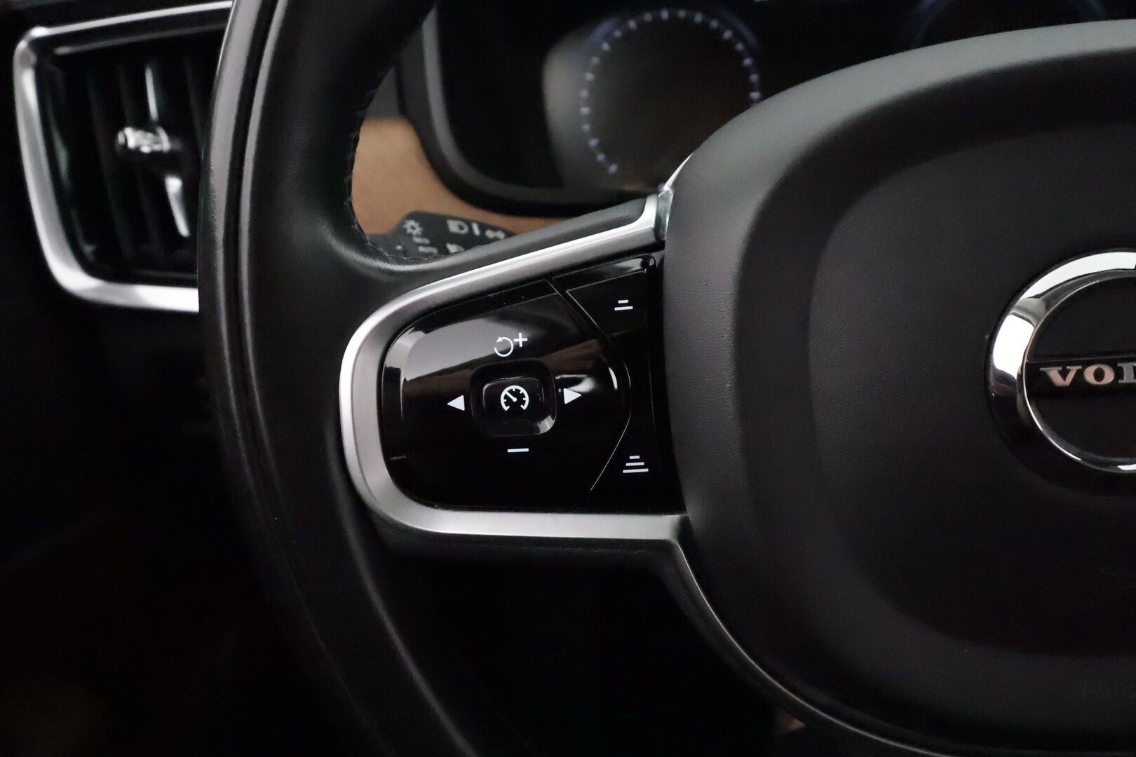 Volvo V90 2019 T8 AWD Business Inscription aut **Adapt.vakkari / Muistipenkki / Full LED / Ruskeat Sporttinahat / KeylessGo / P.kamera** - 3,99 % KORKOTARJOUS TÄHÄN AUTOON - 1.Om Suomi-auto / Kahdet renkaat aluvanteilla / Digimittaristo / BLIS / Webasto 
