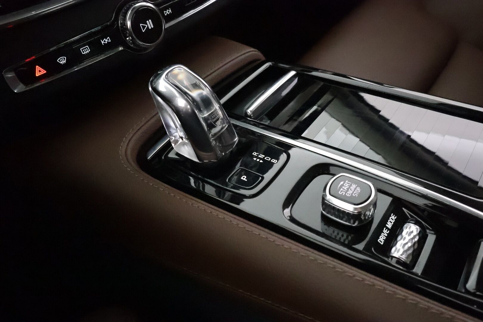 Volvo V90 2019 T8 AWD Business Inscription aut **Adapt.vakkari / Muistipenkki / Full LED / Ruskeat Sporttinahat / KeylessGo / P.kamera** - 3,99 % KORKOTARJOUS TÄHÄN AUTOON - 1.Om Suomi-auto / Kahdet renkaat aluvanteilla / Digimittaristo / BLIS / Webasto 