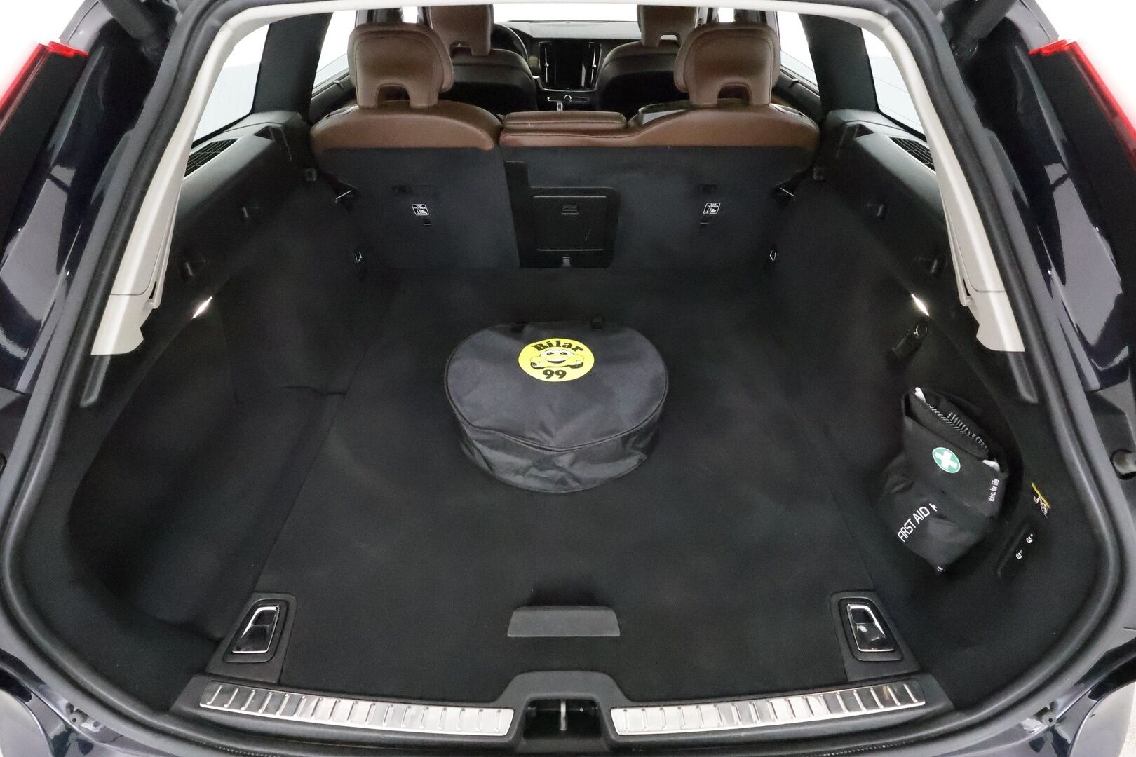 Volvo V90 2019 T8 AWD Business Inscription aut **Adapt.vakkari / Muistipenkki / Full LED / Ruskeat Sporttinahat / KeylessGo / P.kamera** - 3,99 % KORKOTARJOUS TÄHÄN AUTOON - 1.Om Suomi-auto / Kahdet renkaat aluvanteilla / Digimittaristo / BLIS / Webasto 