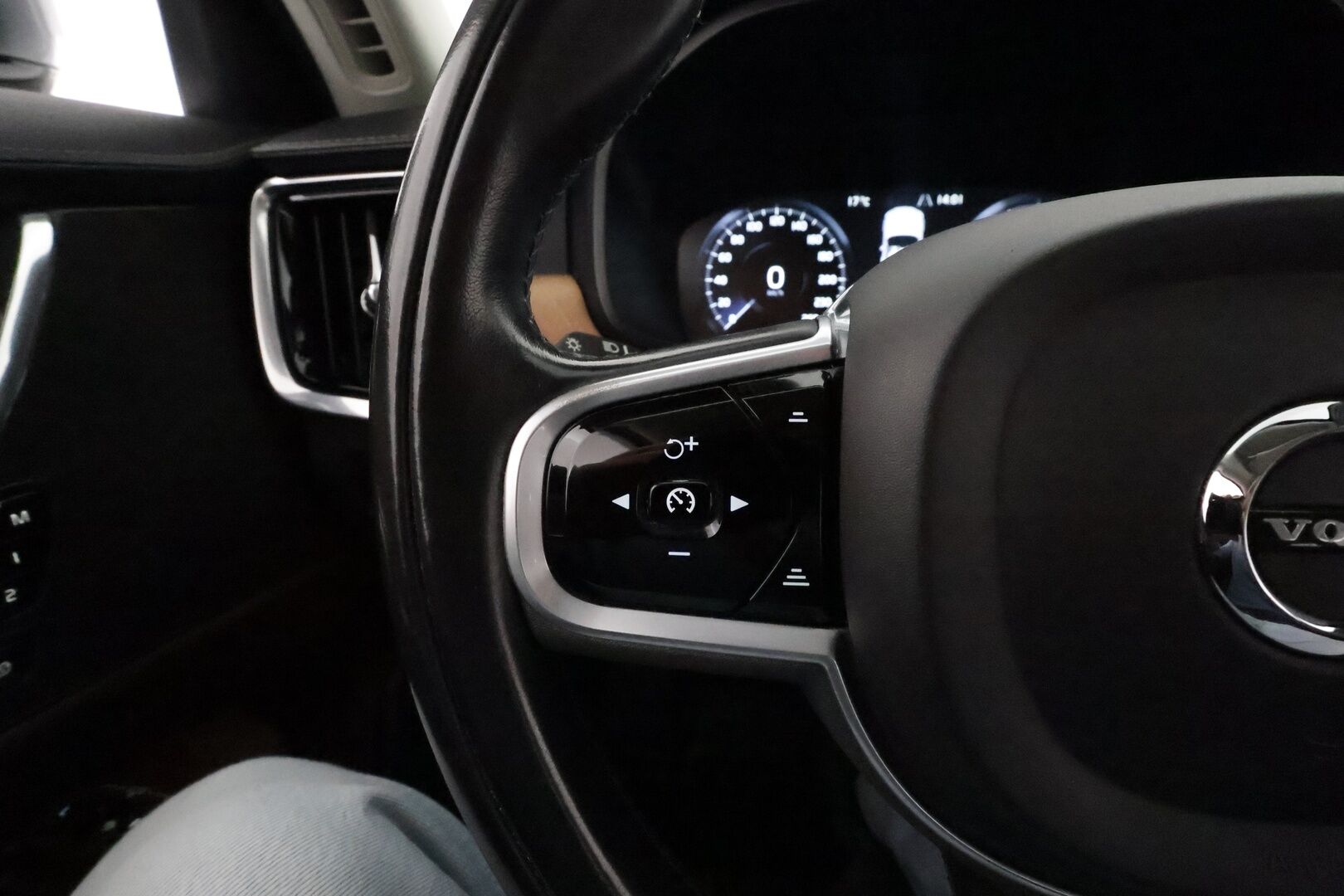 Volvo V90 2019 D4 AWD Business Inscription aut - Suomiauto / Webasto / Peruutuskamera / Full-LED / Ruskea Nahkasisusta / Muistipenkki / BLIS / Huippuvarusteet!