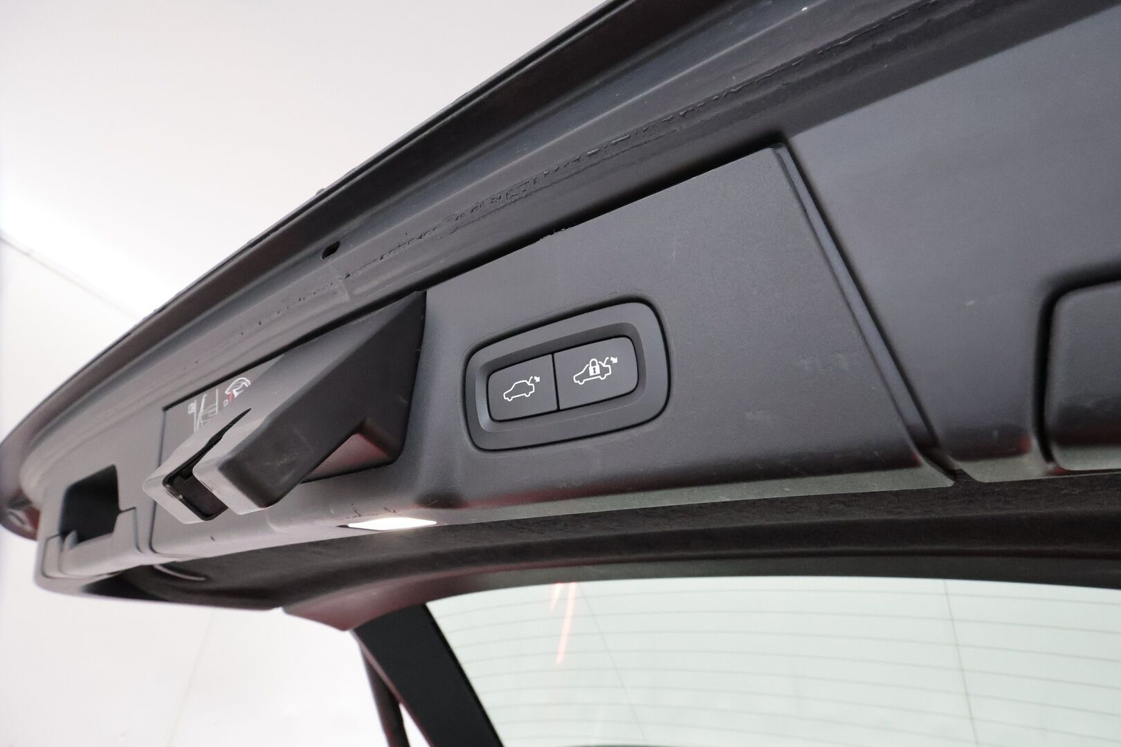 Volvo V90 2019 D4 AWD Business Inscription aut - Suomiauto / Webasto / Peruutuskamera / Full-LED / Ruskea Nahkasisusta / Muistipenkki / BLIS / Huippuvarusteet!