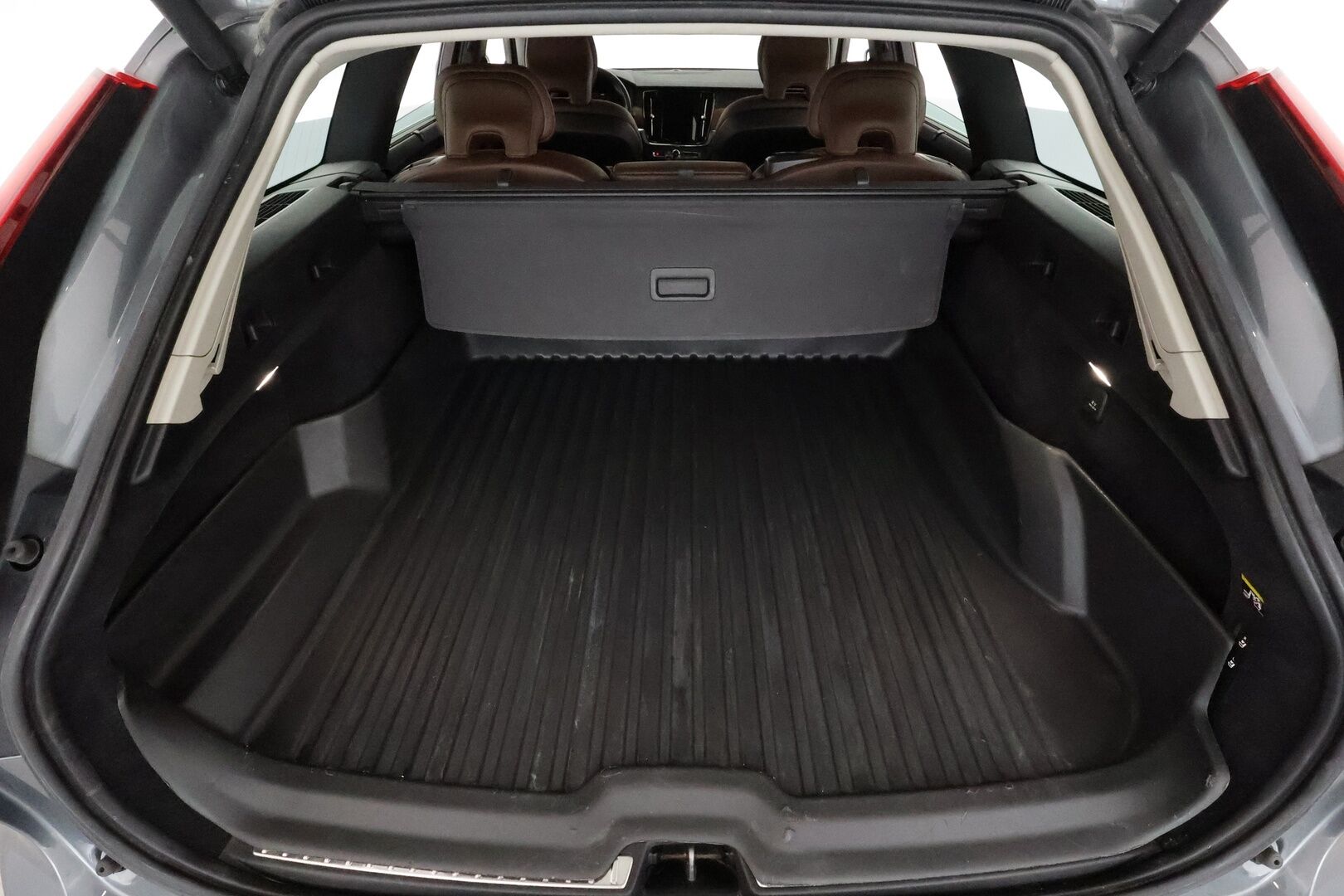 Volvo V90 2019 D4 AWD Business Inscription aut - Suomiauto / Webasto / Peruutuskamera / Full-LED / Ruskea Nahkasisusta / Muistipenkki / BLIS / Huippuvarusteet!