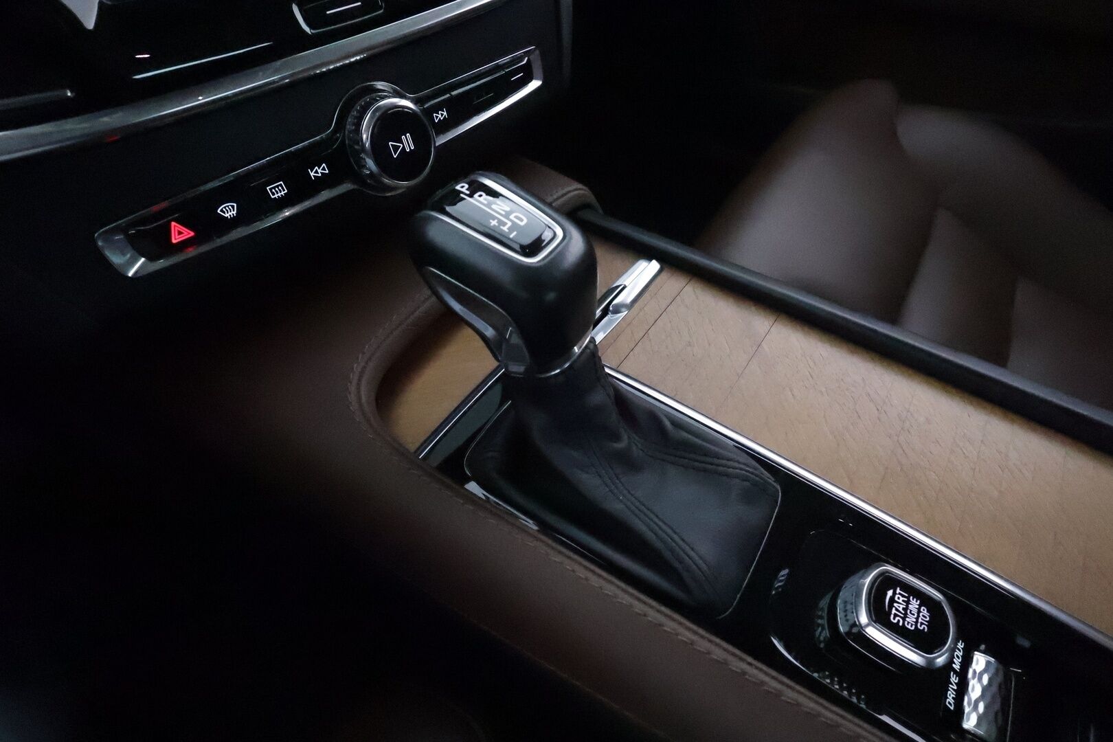Volvo V90 2019 D4 AWD Business Inscription aut - Suomiauto / Webasto / Peruutuskamera / Full-LED / Ruskea Nahkasisusta / Muistipenkki / BLIS / Huippuvarusteet!