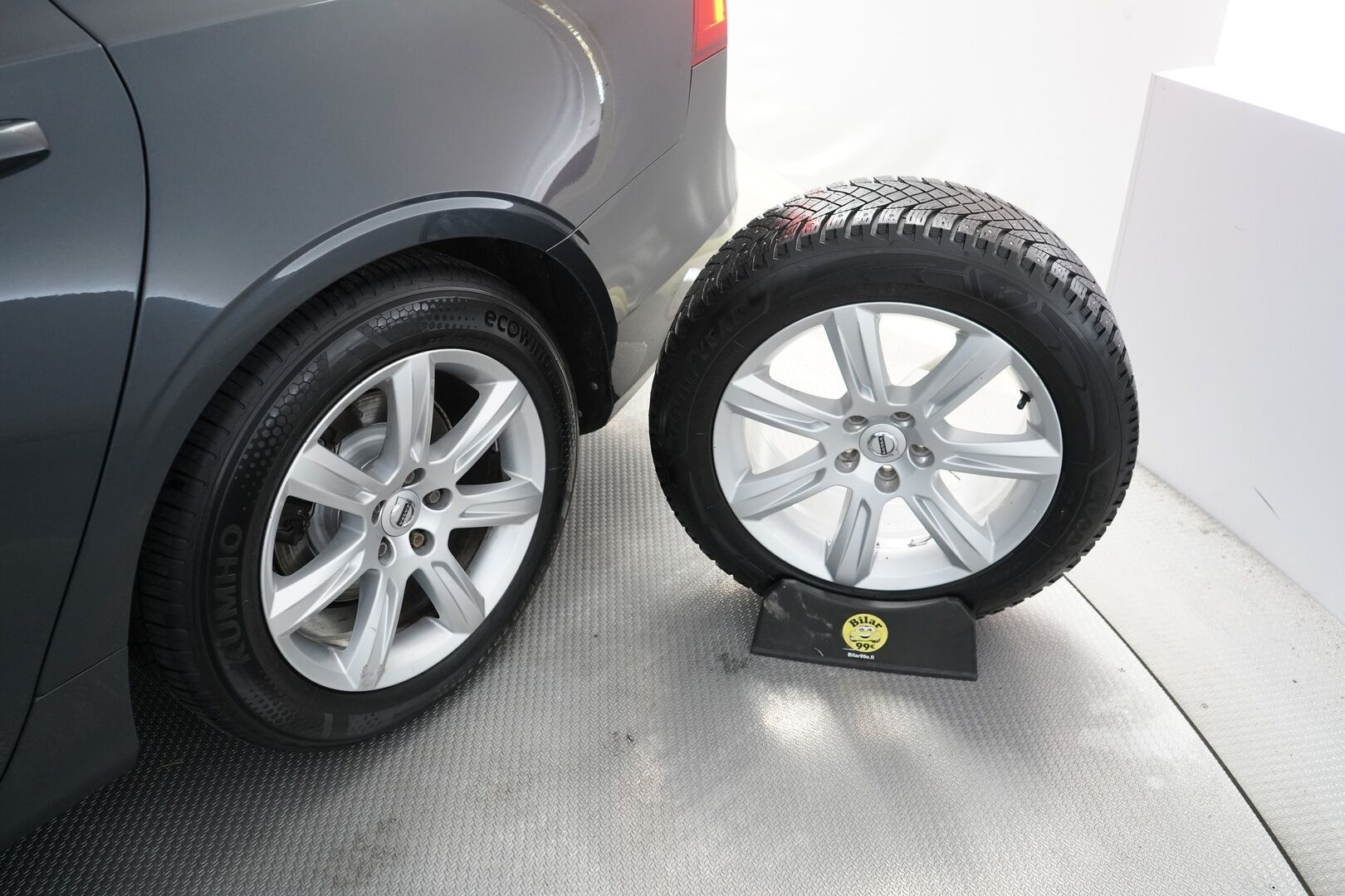 Volvo V90 2018 D3 AWD Momentum Aut. *ACC / Webasto / Vetokoukku / Osasähkö* - KATSO HINTA! / Kahdet todella hyvät renkaat alumiinivantein / Viimeisin huolto 215tkm