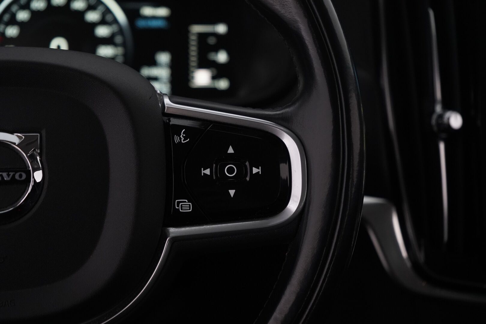 Volvo V90 2018 D3 AWD Momentum Aut. *ACC / Webasto / Vetokoukku / Osasähkö* - KATSO HINTA! / Kahdet todella hyvät renkaat alumiinivantein / Viimeisin huolto 215tkm