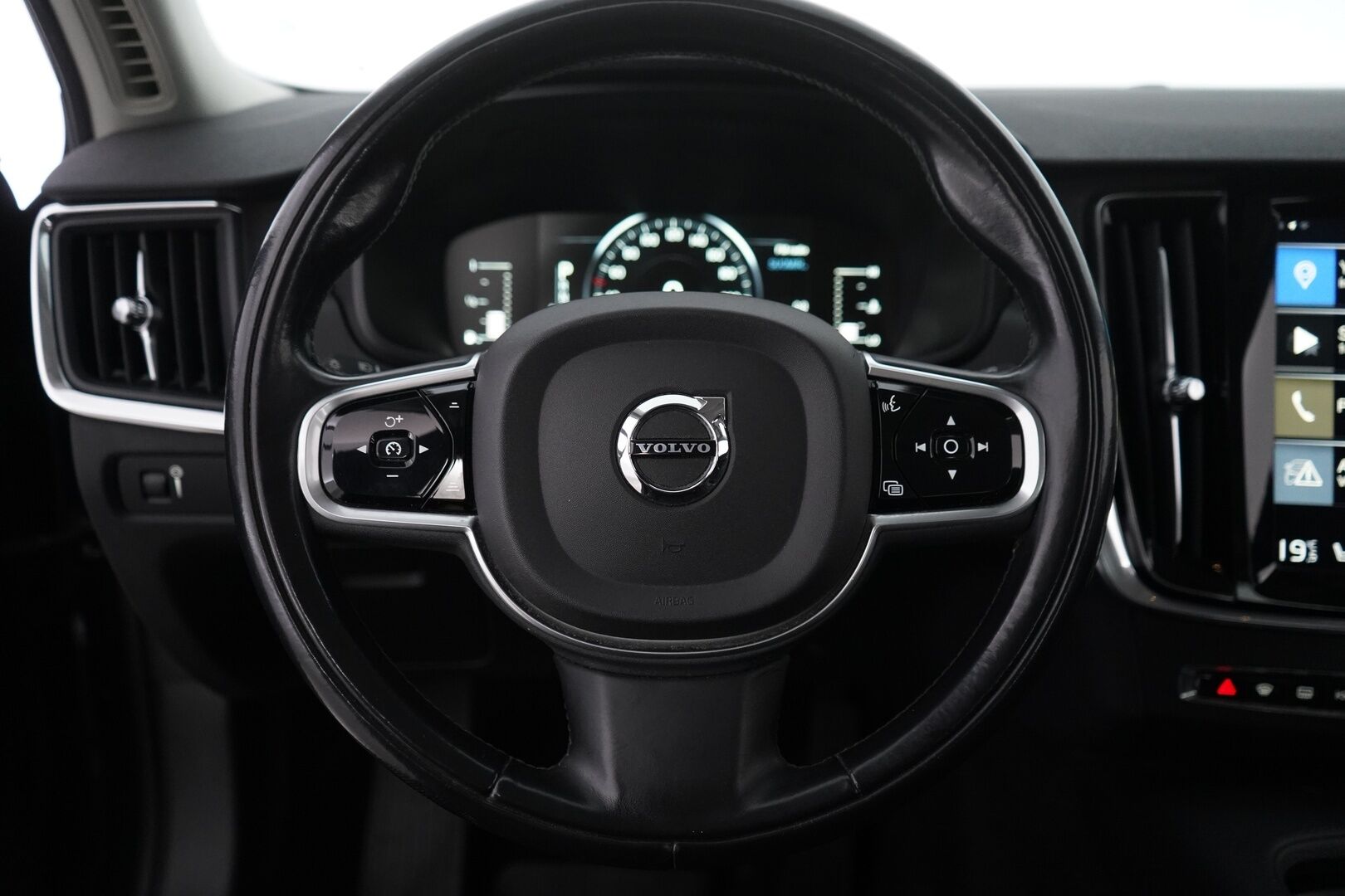 Volvo V90 2018 D3 AWD Momentum Aut. *ACC / Webasto / Vetokoukku / Osasähkö* - KATSO HINTA! / Kahdet todella hyvät renkaat alumiinivantein / Viimeisin huolto 215tkm