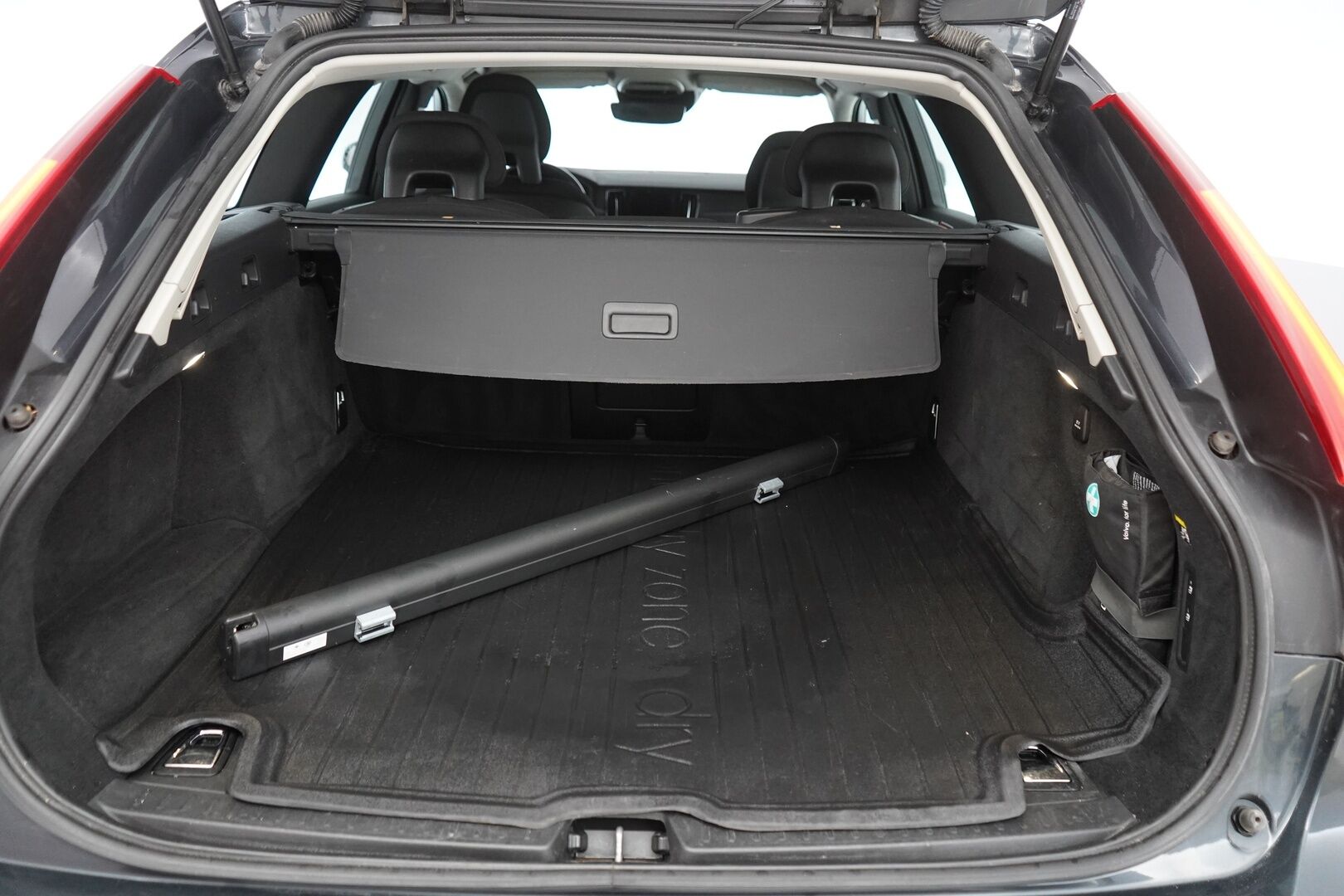 Volvo V90 2018 V90 Farmari (AC) 5ov 1969cm3 A *ACC / Weba / Koukku / Osasähkö* - Seuraava katsastus 30.11.2026 / Kahdet todella hyvät renkaat alumiinivantein / Viimeisin huolto 215tkm