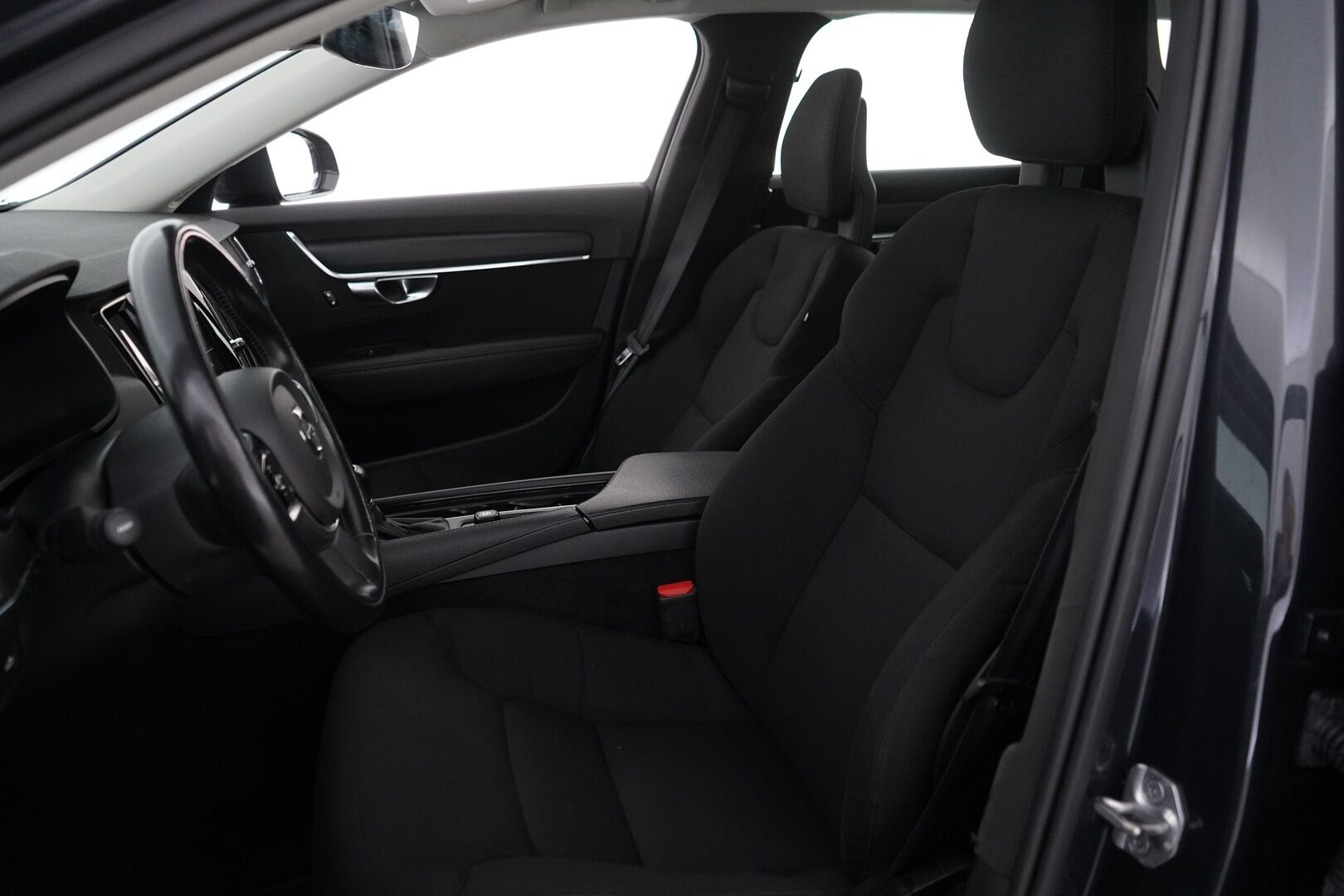 Volvo V90 2018 D3 AWD Momentum Aut. *ACC / Webasto / Vetokoukku / Osasähkö* - KATSO HINTA! / Kahdet todella hyvät renkaat alumiinivantein / Viimeisin huolto 215tkm