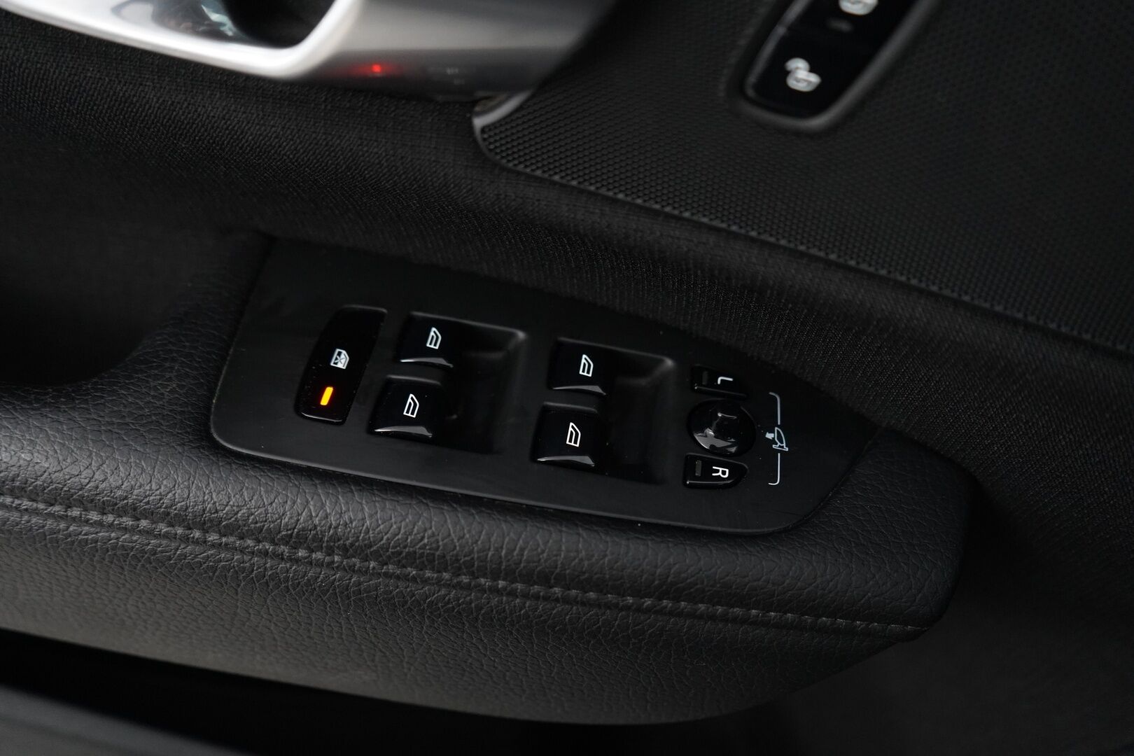 Volvo V90 2018 D3 AWD Momentum Aut. *ACC / Webasto / Vetokoukku / Osasähkö* - KATSO HINTA! / Kahdet todella hyvät renkaat alumiinivantein / Viimeisin huolto 215tkm