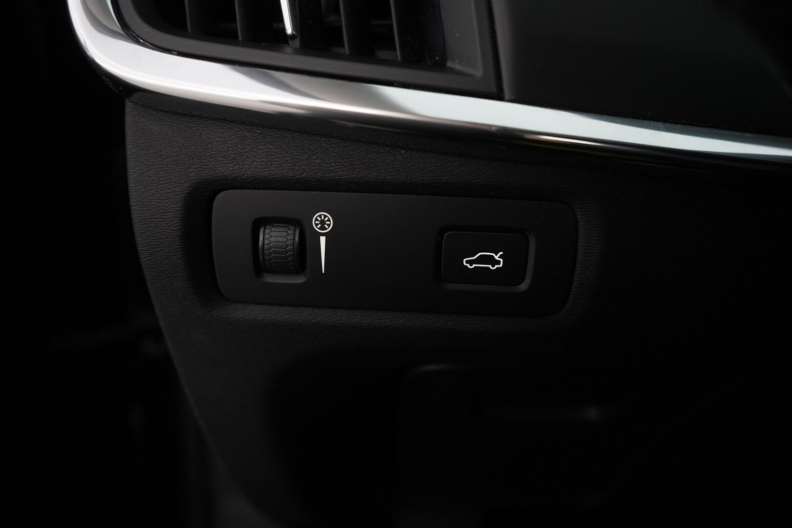 Volvo V90 2018 D3 AWD Momentum Aut. *ACC / Webasto / Vetokoukku / Osasähkö* - KATSO HINTA! / Kahdet todella hyvät renkaat alumiinivantein / Viimeisin huolto 215tkm