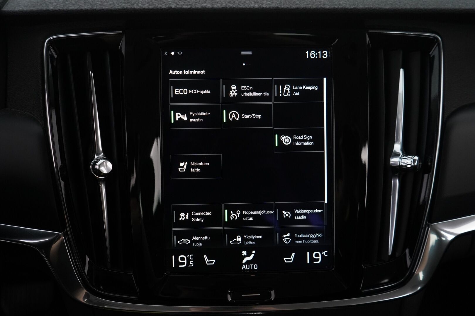 Volvo V90 2018 D3 AWD Momentum Aut. *ACC / Webasto / Vetokoukku / Osasähkö* - KATSO HINTA! / Kahdet todella hyvät renkaat alumiinivantein / Viimeisin huolto 215tkm