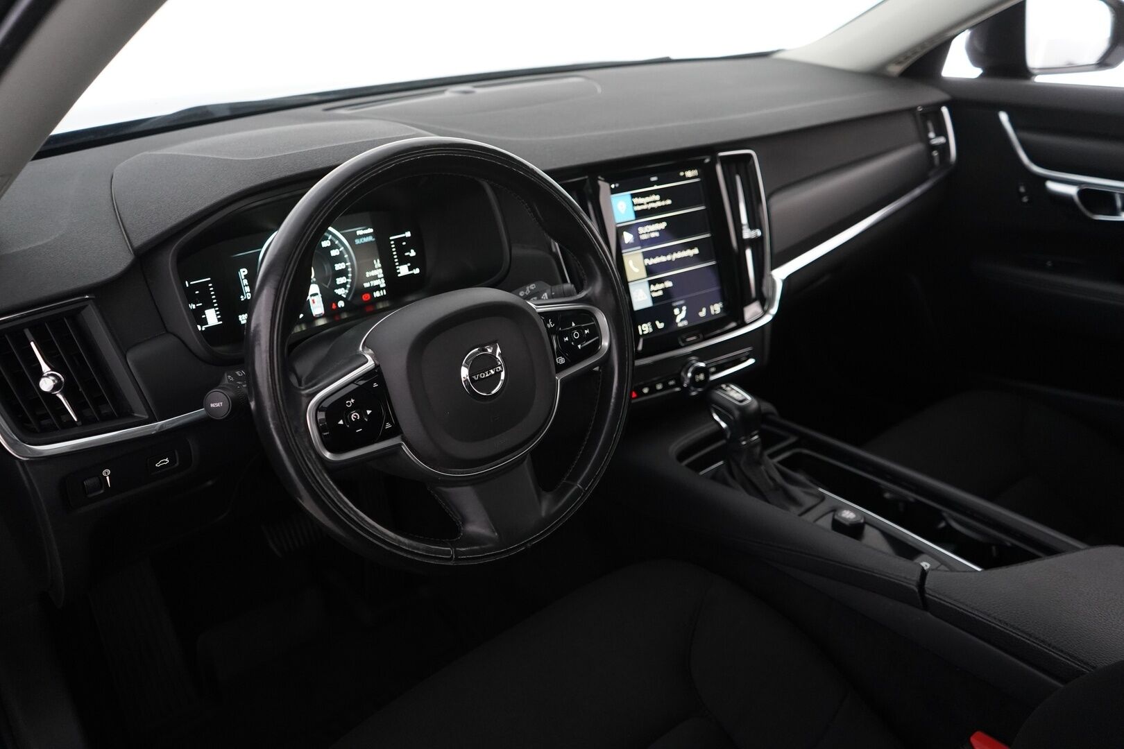 Volvo V90 2018 D3 AWD Momentum Aut. *ACC / Webasto / Vetokoukku / Osasähkö* - KATSO HINTA! / Kahdet todella hyvät renkaat alumiinivantein / Viimeisin huolto 215tkm