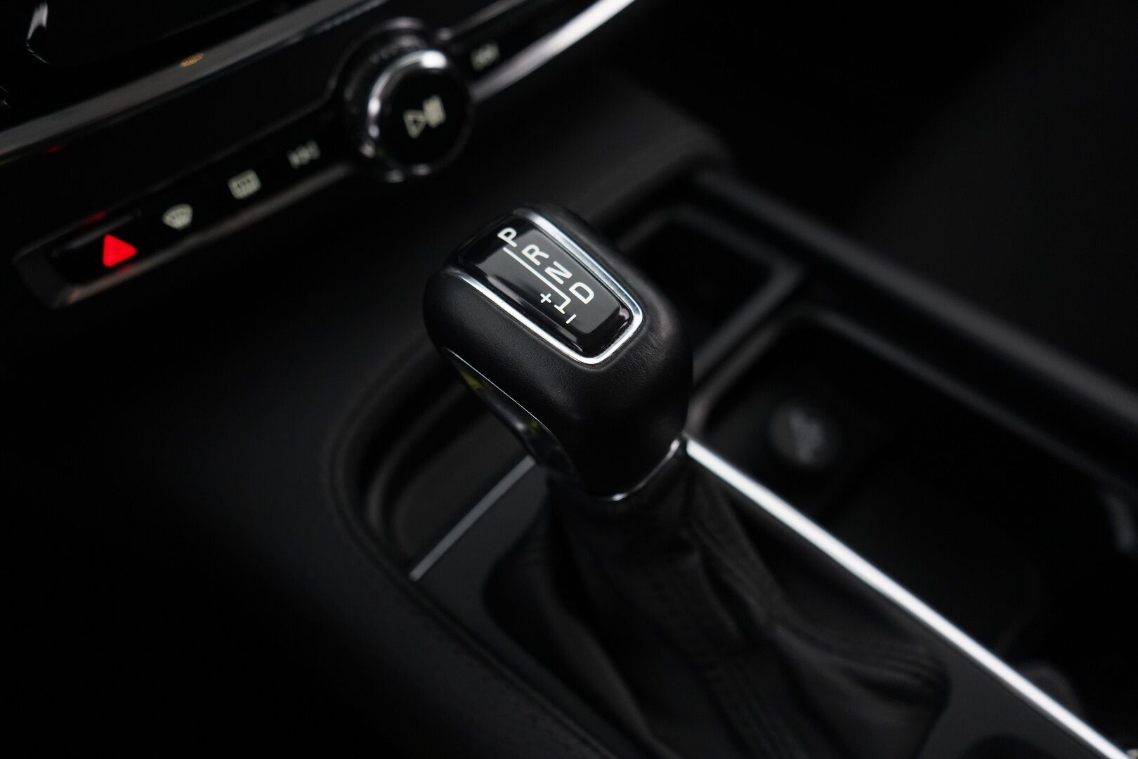 Volvo V90 2018 D3 AWD Momentum Aut. *ACC / Webasto / Vetokoukku / Osasähkö* - KATSO HINTA! / Kahdet todella hyvät renkaat alumiinivantein / Viimeisin huolto 215tkm