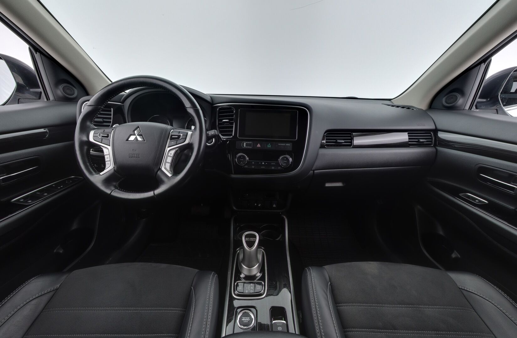 Mitsubishi OUTLANDER PHEV 2018 Intense Plus 4WD *ACC / Koukku / 360-Kamera / Nahka-alcantara* - Kahdet Vanteet / Akku kuntotarkistettu / 2x laturit