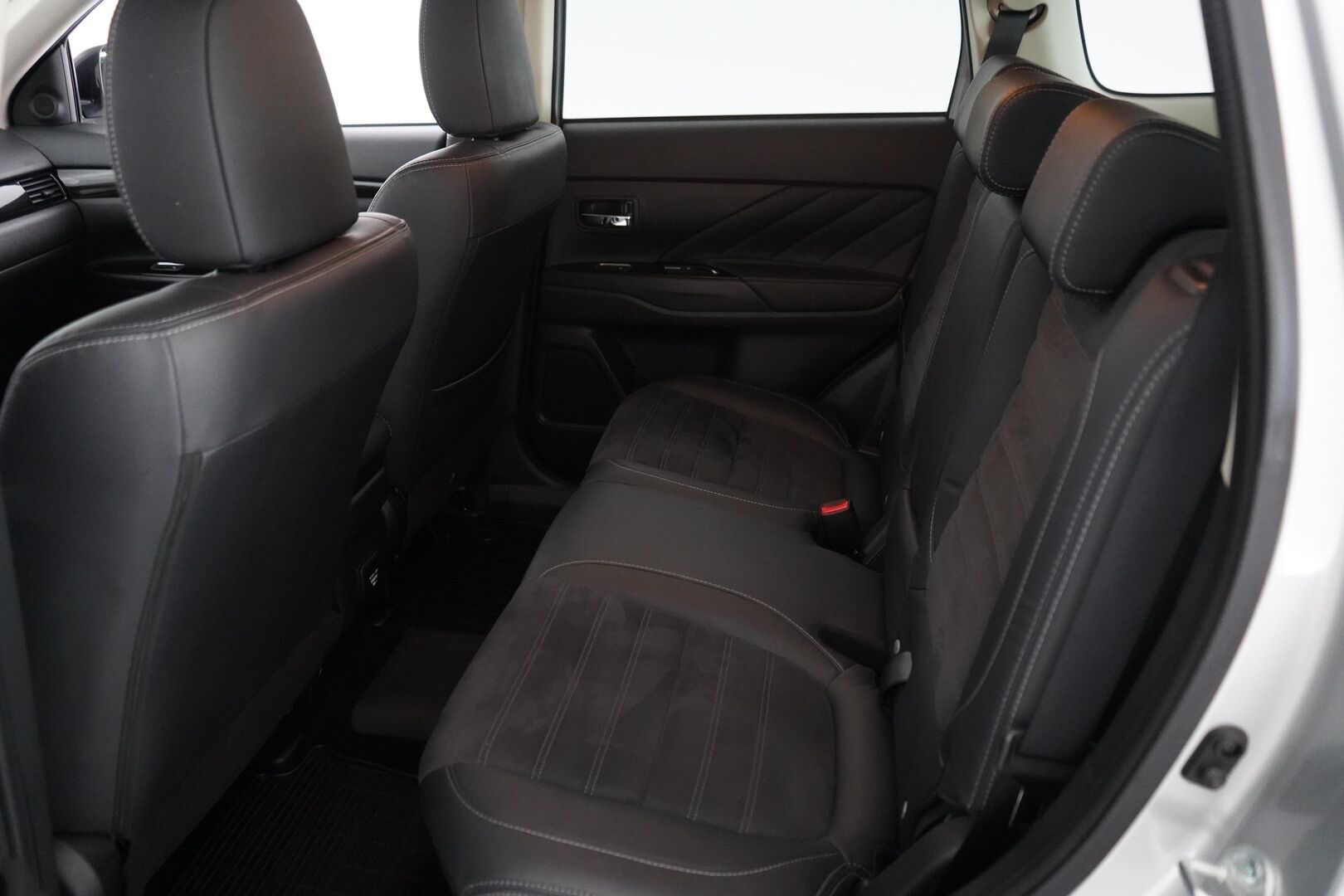 Mitsubishi OUTLANDER PHEV 2018 Intense Plus 4WD *ACC / Koukku / 360-Kamera / Nahka-alcantara* - Kahdet Vanteet / Akku kuntotarkistettu / 2x laturit