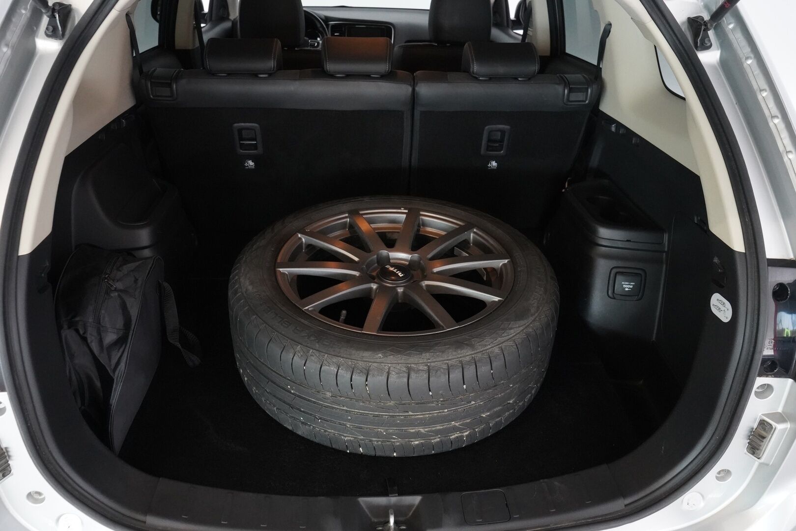 Mitsubishi OUTLANDER PHEV 2018 Intense Plus 4WD *ACC / Koukku / 360-Kamera / Nahka-alcantara* - Kahdet Vanteet / Akku kuntotarkistettu / 2x laturit