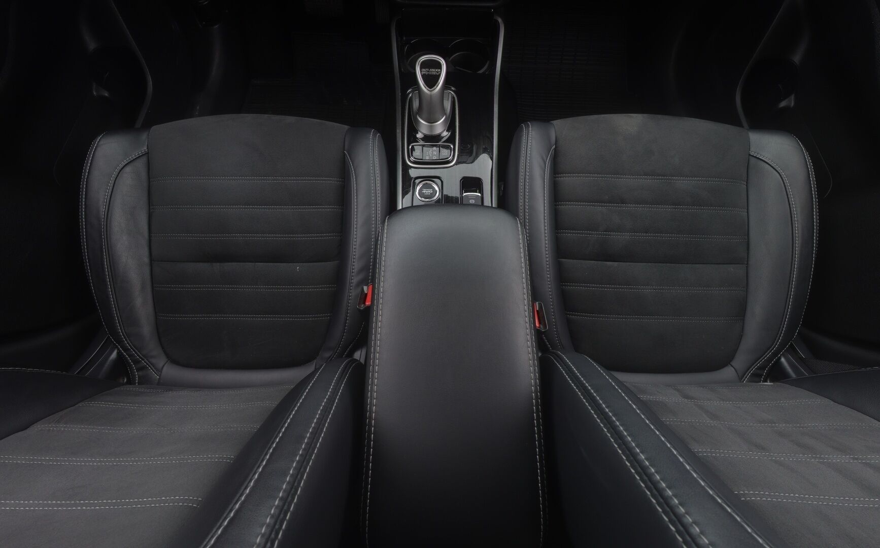 Mitsubishi OUTLANDER PHEV 2018 Intense Plus 4WD *ACC / Koukku / 360-Kamera / Nahka-alcantara* - Kahdet Vanteet / Akku kuntotarkistettu / 2x laturit