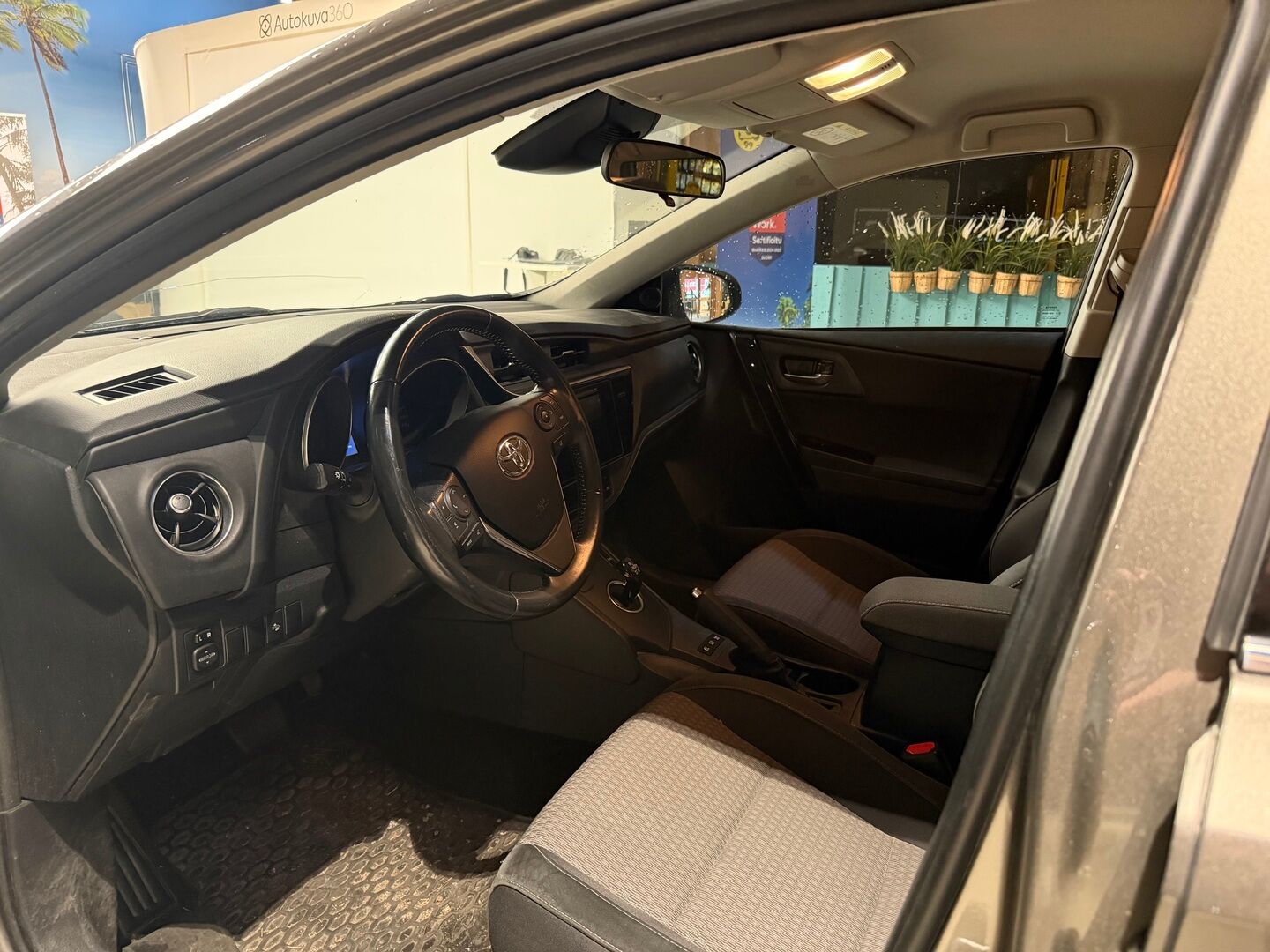 Toyota Auris 2019 Touring Sports 1,8 Hybrid Active Edition - Suomiauto | Peruutuskamera | Vakkari | Lohko&Sisä. | LED | Navi | 2x renkaat vanteilla | Juuri saapunut Tampereelle!
