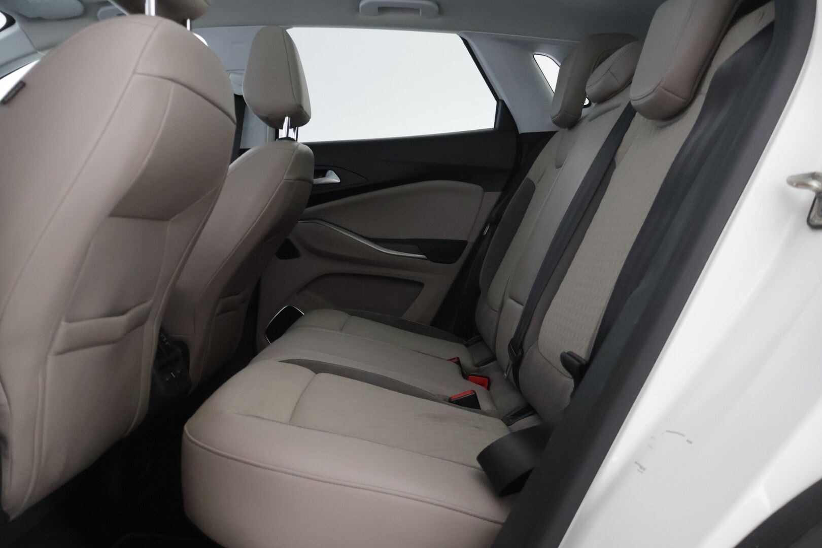 Opel Grandland X 2019 Innovation Plus 130 Turbo A - | Suomi-Auto | Vetokoukku | Etu- ja taka kamera | Kuolleenkulmanvaroitin | Lasikatto | Keyless | Lämmitettävä ohjauspyörä | Takapenkkien lämmitys  Navi | 