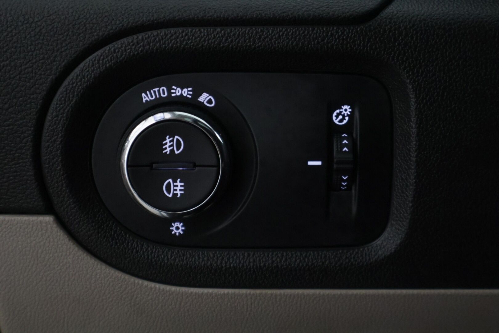 Opel Grandland X 2019 Innovation Plus 130 Turbo A - | Suomi-Auto | Vetokoukku | Etu- ja taka kamera | Kuolleenkulmanvaroitin | Lasikatto | Keyless | Lämmitettävä ohjauspyörä | Takapenkkien lämmitys  Navi | 