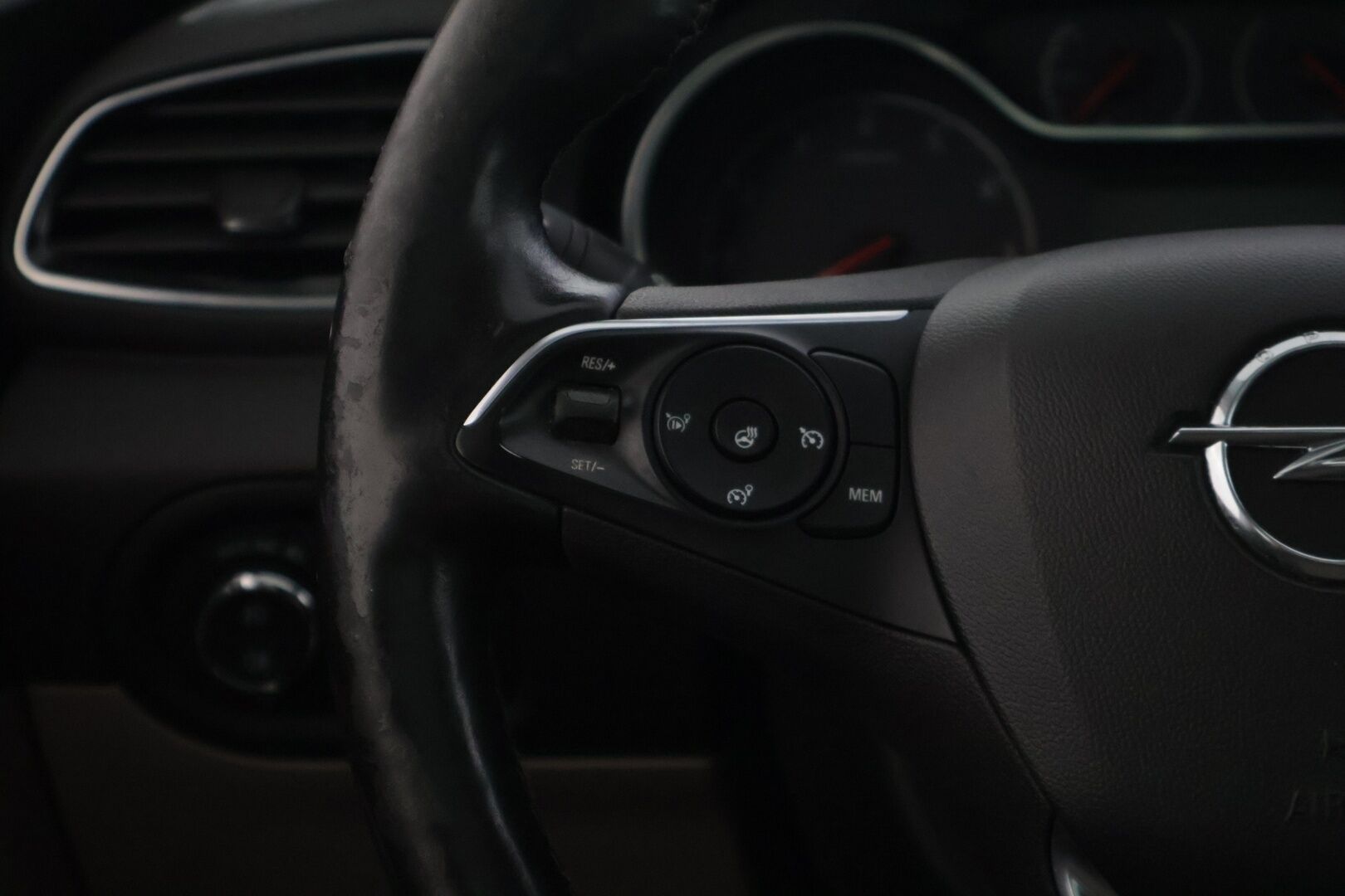Opel Grandland X 2019 Innovation Plus 130 Turbo A - | Suomi-Auto | Vetokoukku | Etu- ja taka kamera | Kuolleenkulmanvaroitin | Lasikatto | Keyless | Lämmitettävä ohjauspyörä | Takapenkkien lämmitys  Navi | 