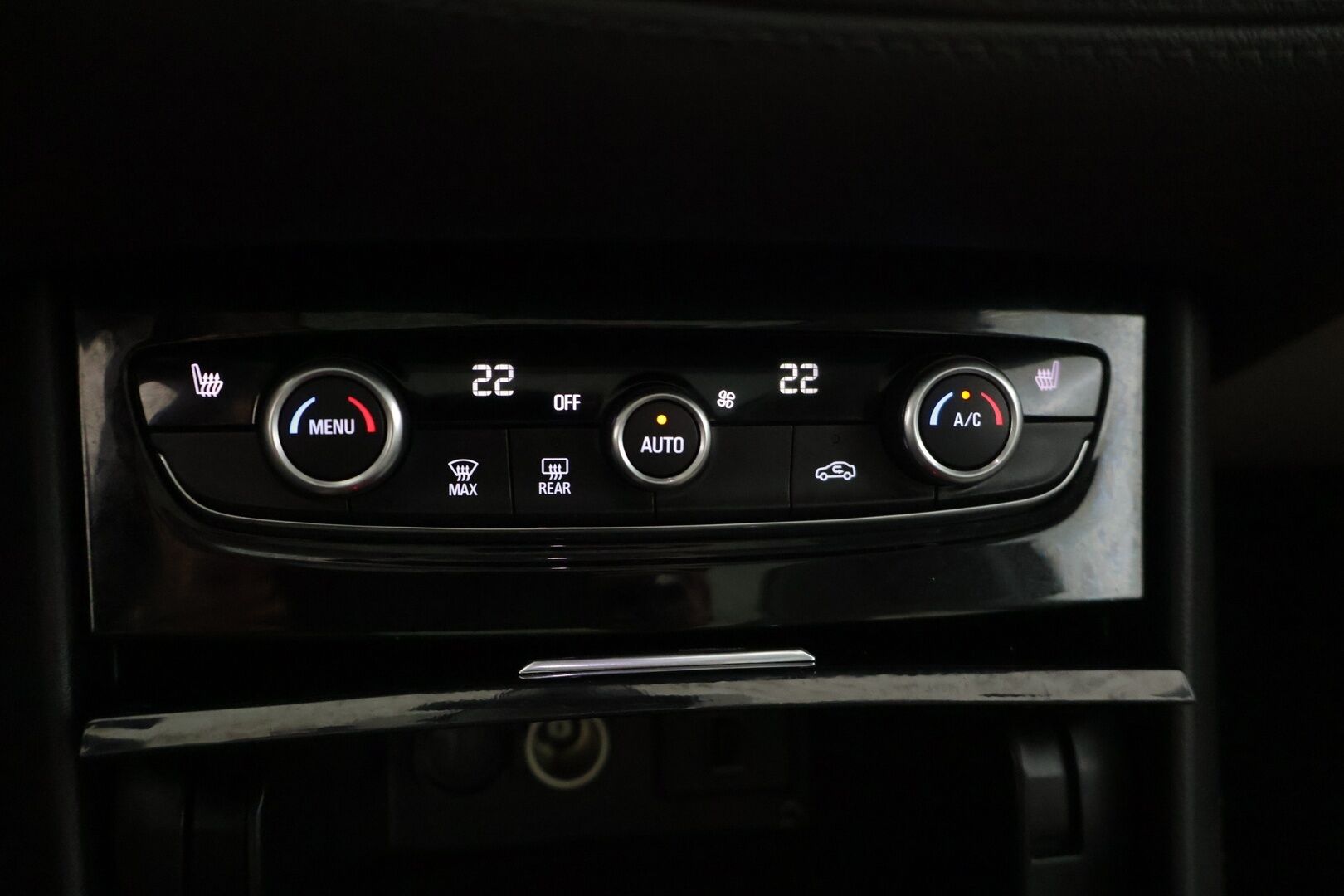 Opel Grandland X 2019 Innovation Plus 130 Turbo A - | Suomi-Auto | Vetokoukku | Etu- ja taka kamera | Kuolleenkulmanvaroitin | Lasikatto | Keyless | Lämmitettävä ohjauspyörä | Takapenkkien lämmitys  Navi | 