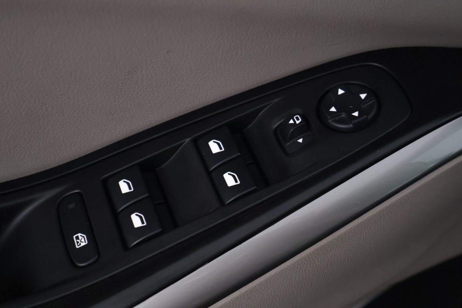 Opel Grandland X 2019 Innovation Plus 130 Turbo A - | Suomi-Auto | Vetokoukku | Etu- ja taka kamera | Kuolleenkulmanvaroitin | Lasikatto | Keyless | Lämmitettävä ohjauspyörä | Takapenkkien lämmitys  Navi | 