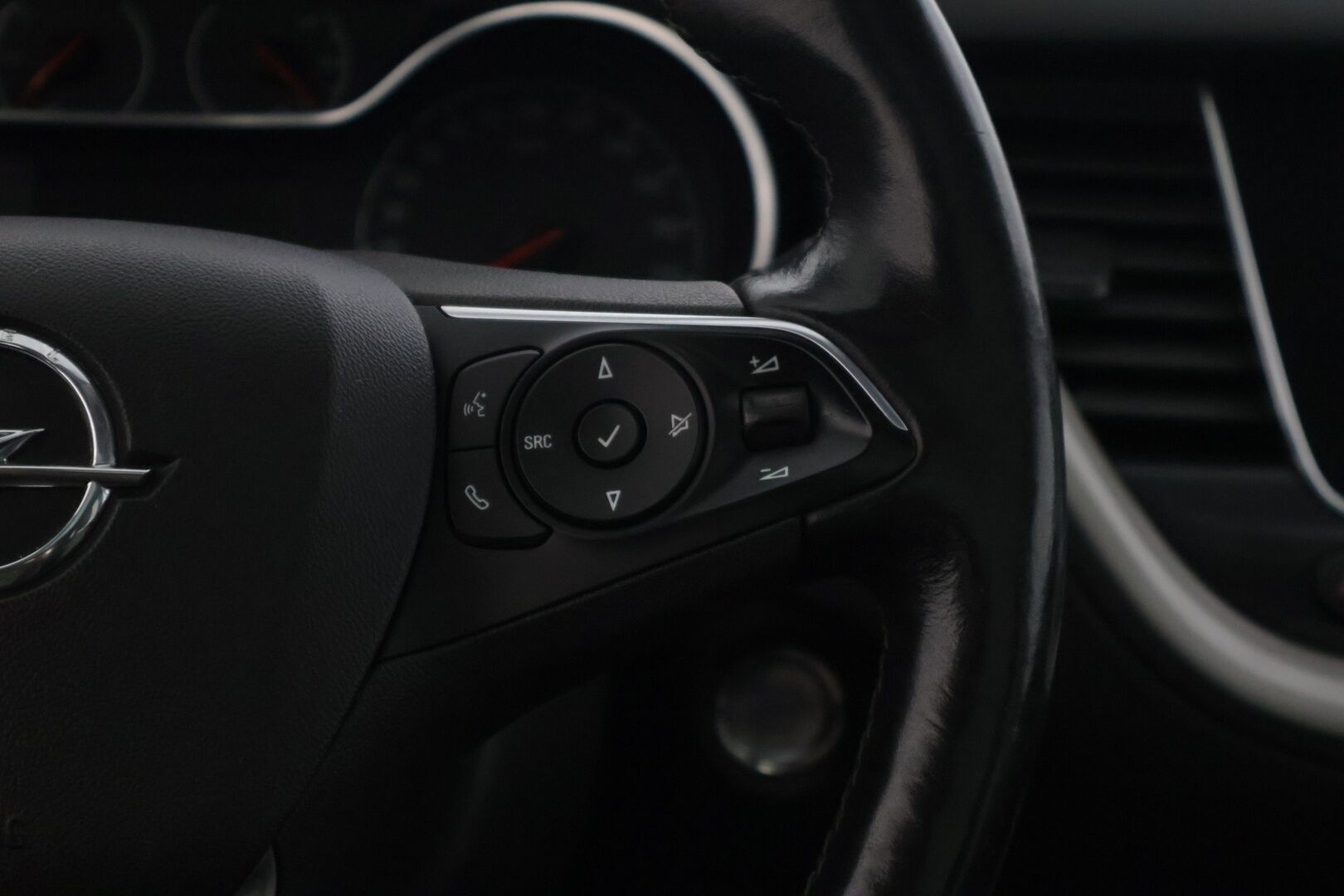 Opel Grandland X 2019 Innovation Plus 130 Turbo A - | Suomi-Auto | Vetokoukku | Etu- ja taka kamera | Kuolleenkulmanvaroitin | Lasikatto | Keyless | Lämmitettävä ohjauspyörä | Takapenkkien lämmitys  Navi | 