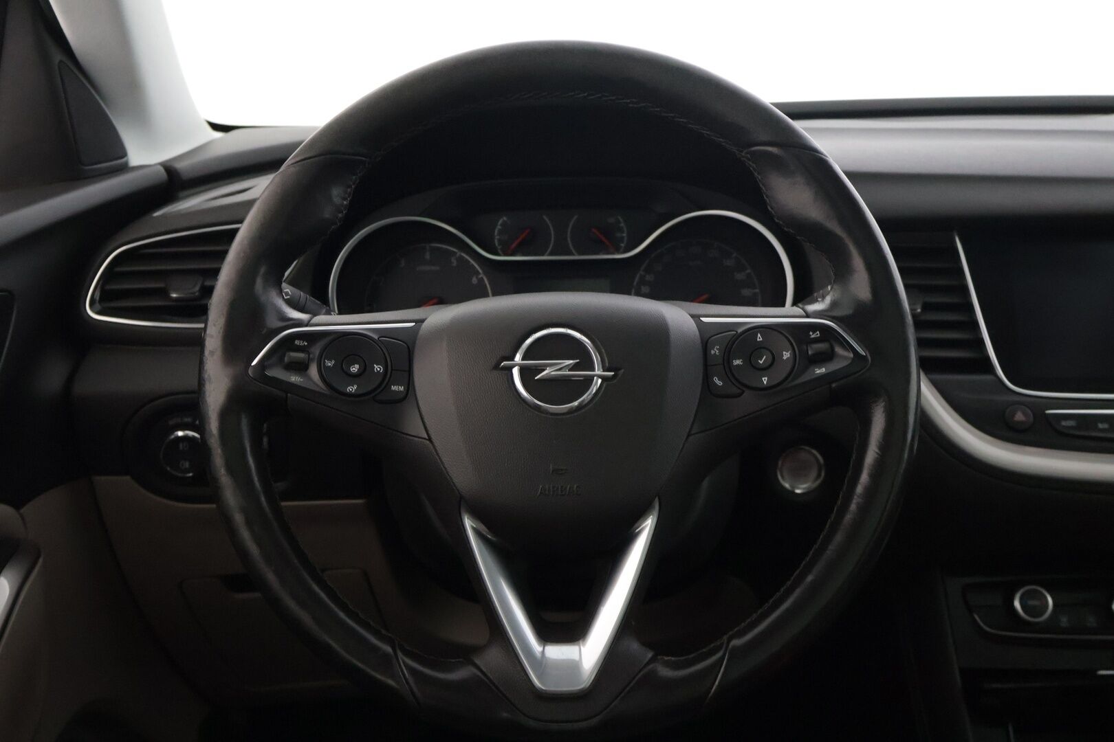 Opel Grandland X 2019 Innovation Plus 130 Turbo A - | Suomi-Auto | Vetokoukku | Etu- ja taka kamera | Kuolleenkulmanvaroitin | Lasikatto | Keyless | Lämmitettävä ohjauspyörä | Takapenkkien lämmitys  Navi | 