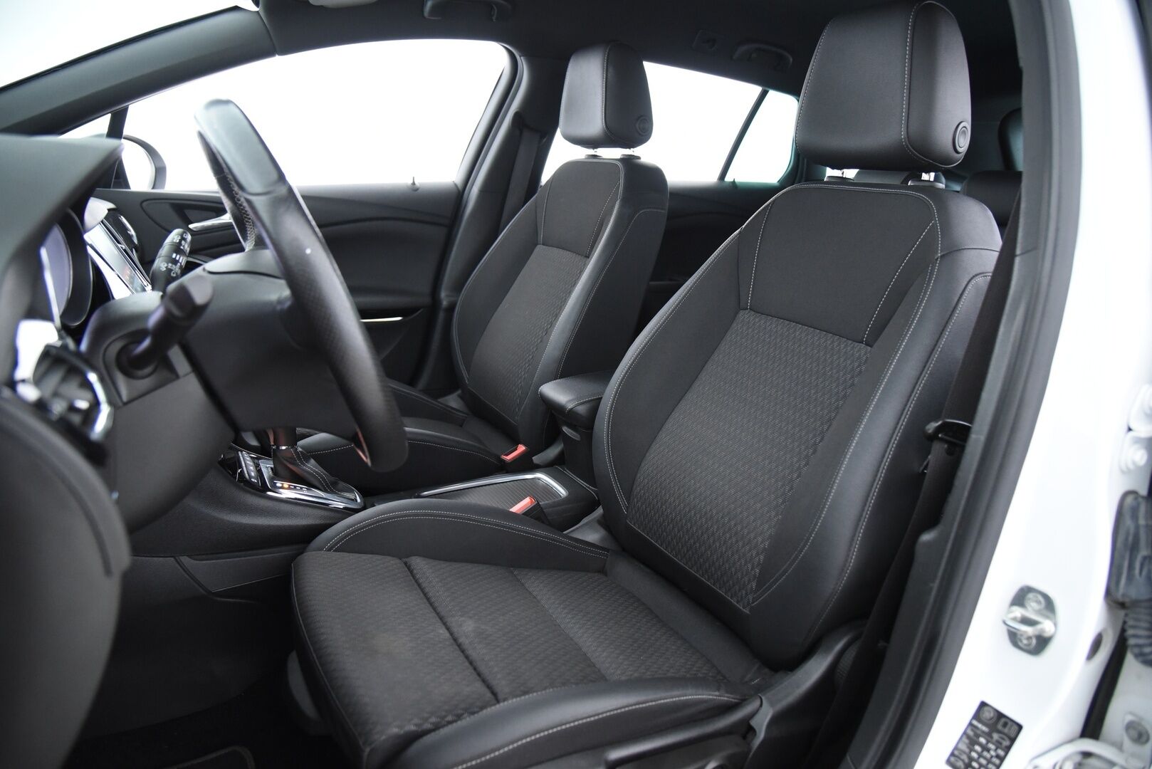 Opel Astra 2019 Sports Tourer Matrix Edition 1,6 Turbo 147kW / Suomi-Auto / Lämpöratti / Vakkari / Matrix-LED / P-Kamera / Lohkolämmitin / NAVI - Runsaasti varusteltu yksilö ! - Osta nyt, maksa vasta ensi vuonna