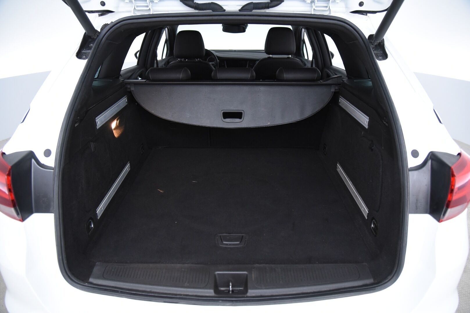 Opel Astra 2019 Sports Tourer Matrix Edition 1,6 Turbo 147kW / Suomi-Auto / Lämpöratti / Vakkari / Matrix-LED / P-Kamera / Lohkolämmitin / NAVI - Runsaasti varusteltu yksilö ! - Osta nyt, maksa vasta ensi vuonna