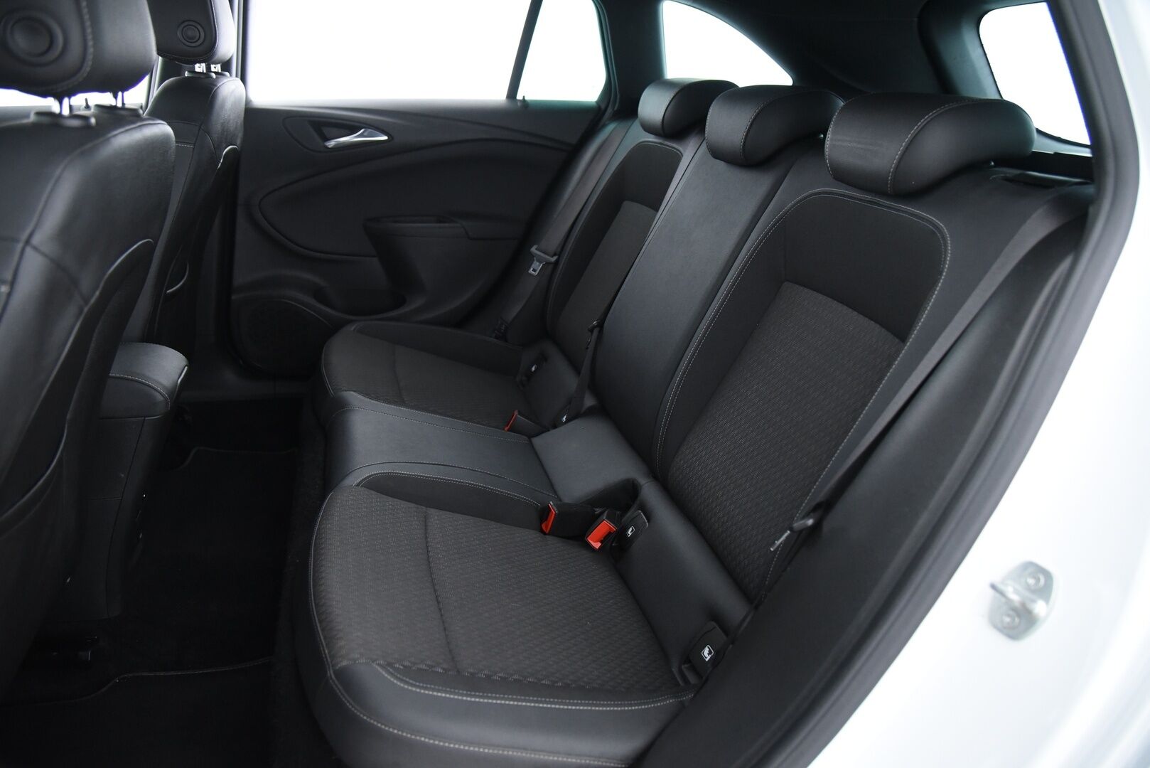 Opel Astra 2019 Sports Tourer Matrix Edition 1,6 Turbo 147kW / Suomi-Auto / Lämpöratti / Vakkari / Matrix-LED / P-Kamera / Lohkolämmitin / NAVI - Runsaasti varusteltu yksilö ! - Osta nyt, maksa vasta ensi vuonna