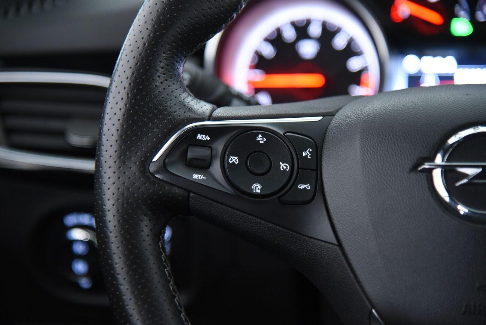 Opel Astra 2019 Sports Tourer Matrix Edition 1,6 Turbo 147kW / Suomi-Auto / Lämpöratti / Vakkari / Matrix-LED / P-Kamera / Lohkolämmitin / NAVI - Runsaasti varusteltu yksilö ! - Osta nyt, maksa vasta ensi vuonna