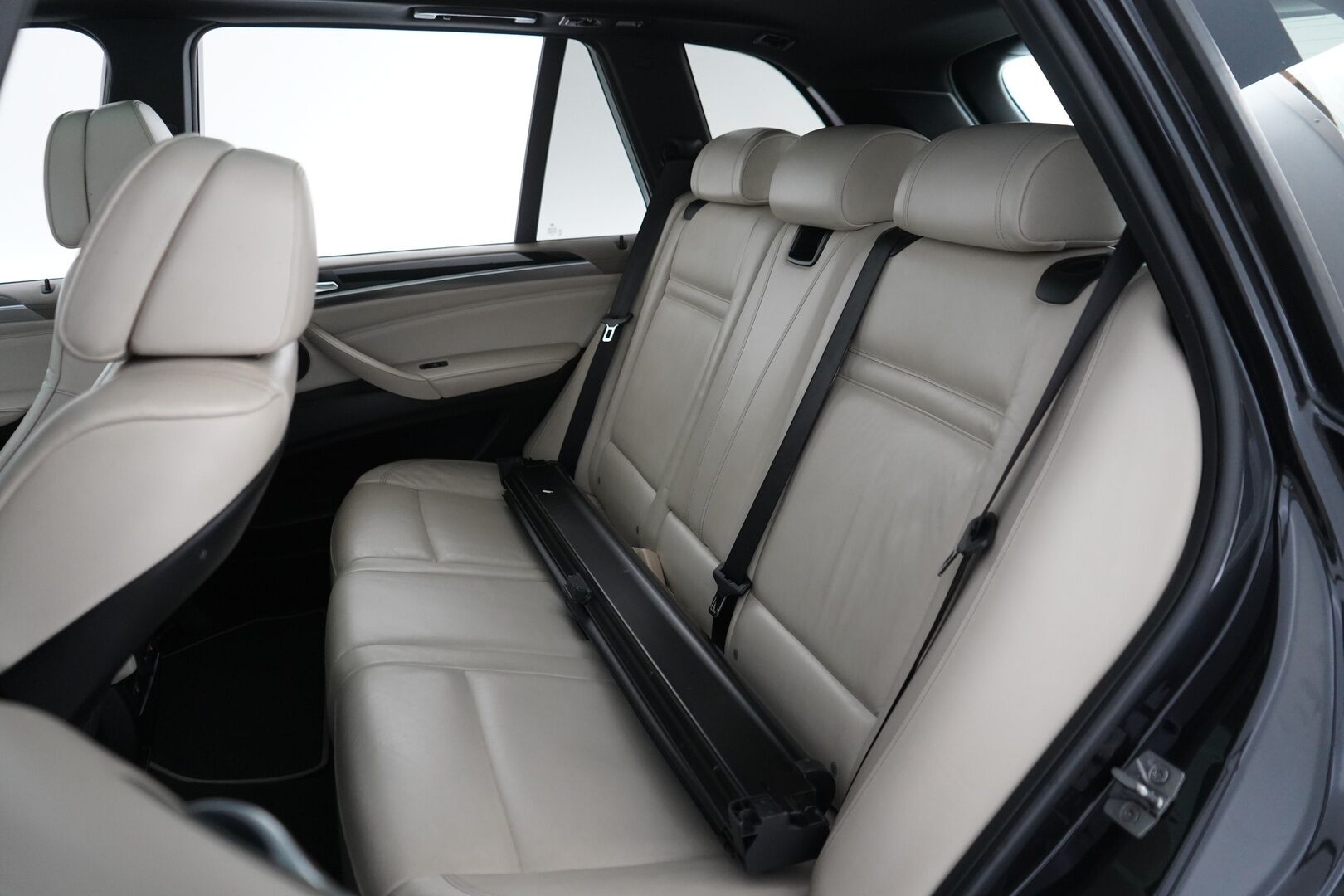 BMW X5 2010 A E70 SAV - Panorama-lasikatto | Vetokoukku | Muistipenkit | Hifit | Peruutuskamera | Kahdet renkaat vanteineen