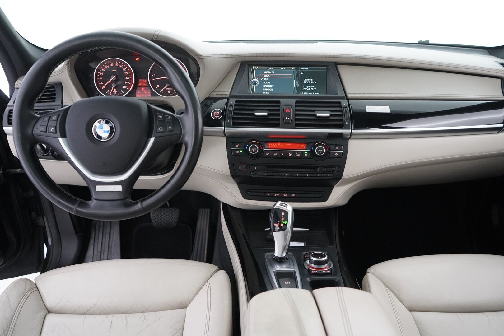 BMW X5 2010 A E70 SAV - Panorama-lasikatto | Vetokoukku | Muistipenkit | Hifit | Peruutuskamera | Kahdet renkaat vanteineen