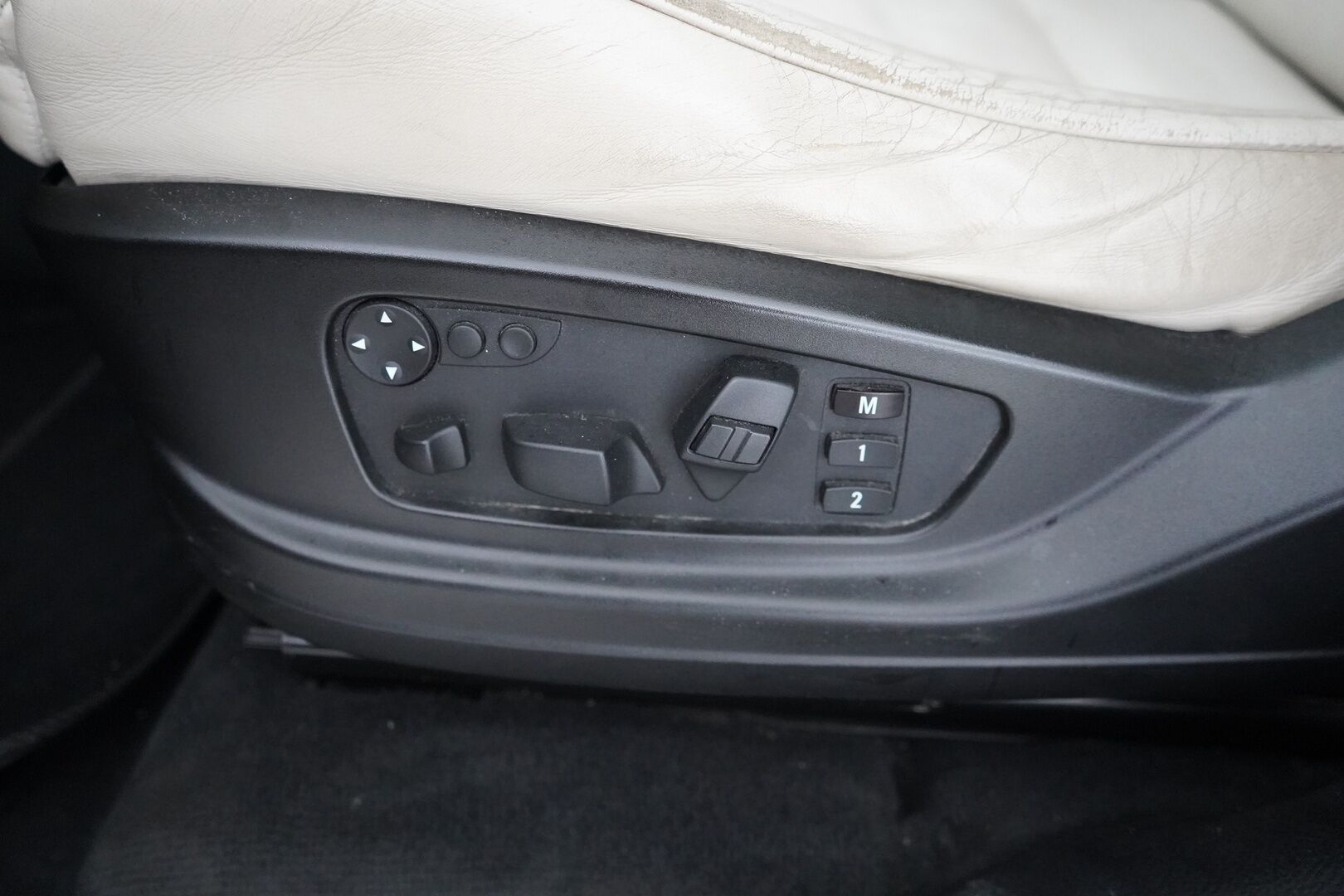 BMW X5 2010 A E70 SAV - Panorama-lasikatto | Vetokoukku | Muistipenkit | Hifit | Peruutuskamera | Kahdet renkaat vanteineen