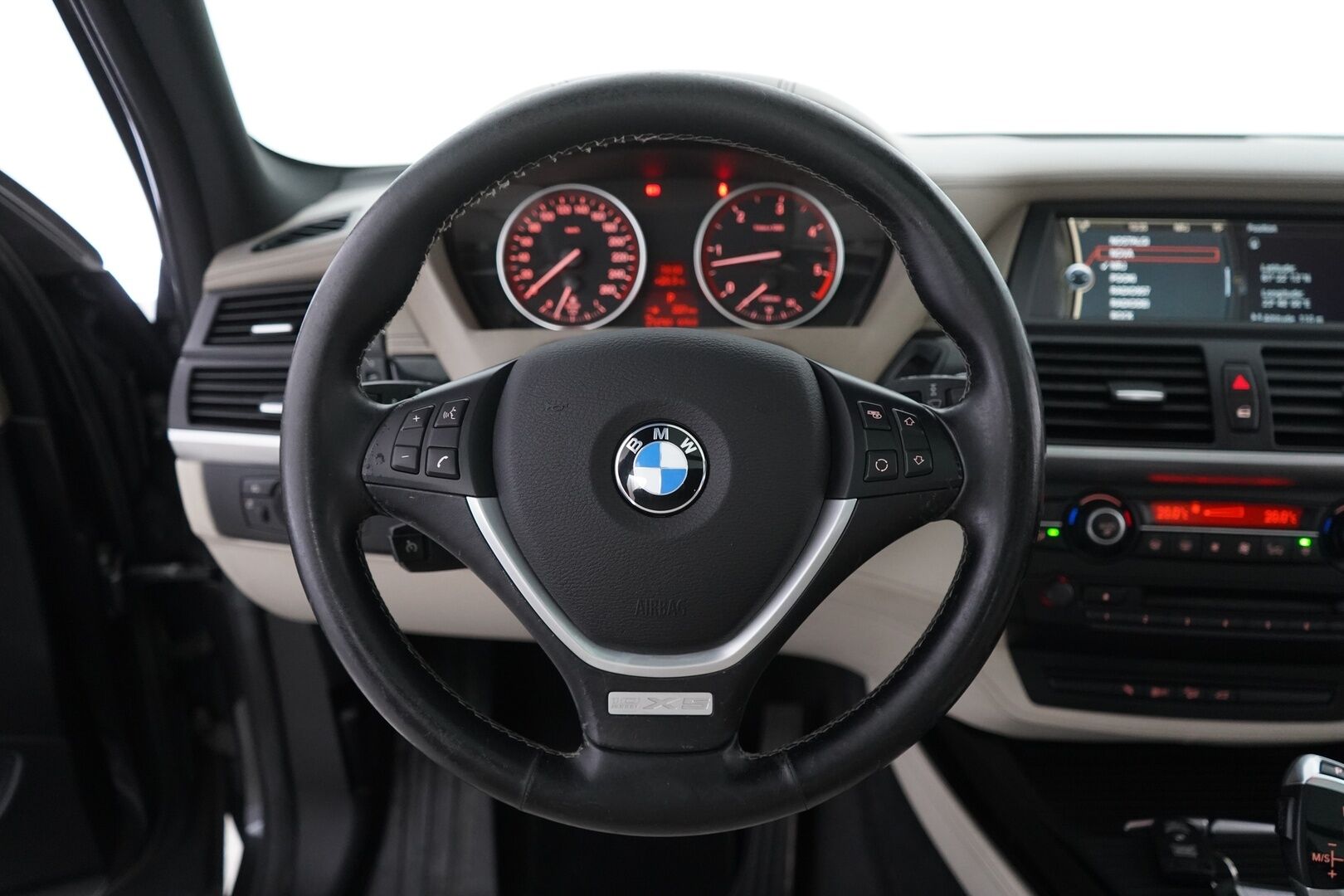 BMW X5 2010 A E70 SAV - Panorama-lasikatto | Vetokoukku | Muistipenkit | Hifit | Peruutuskamera | Kahdet renkaat vanteineen